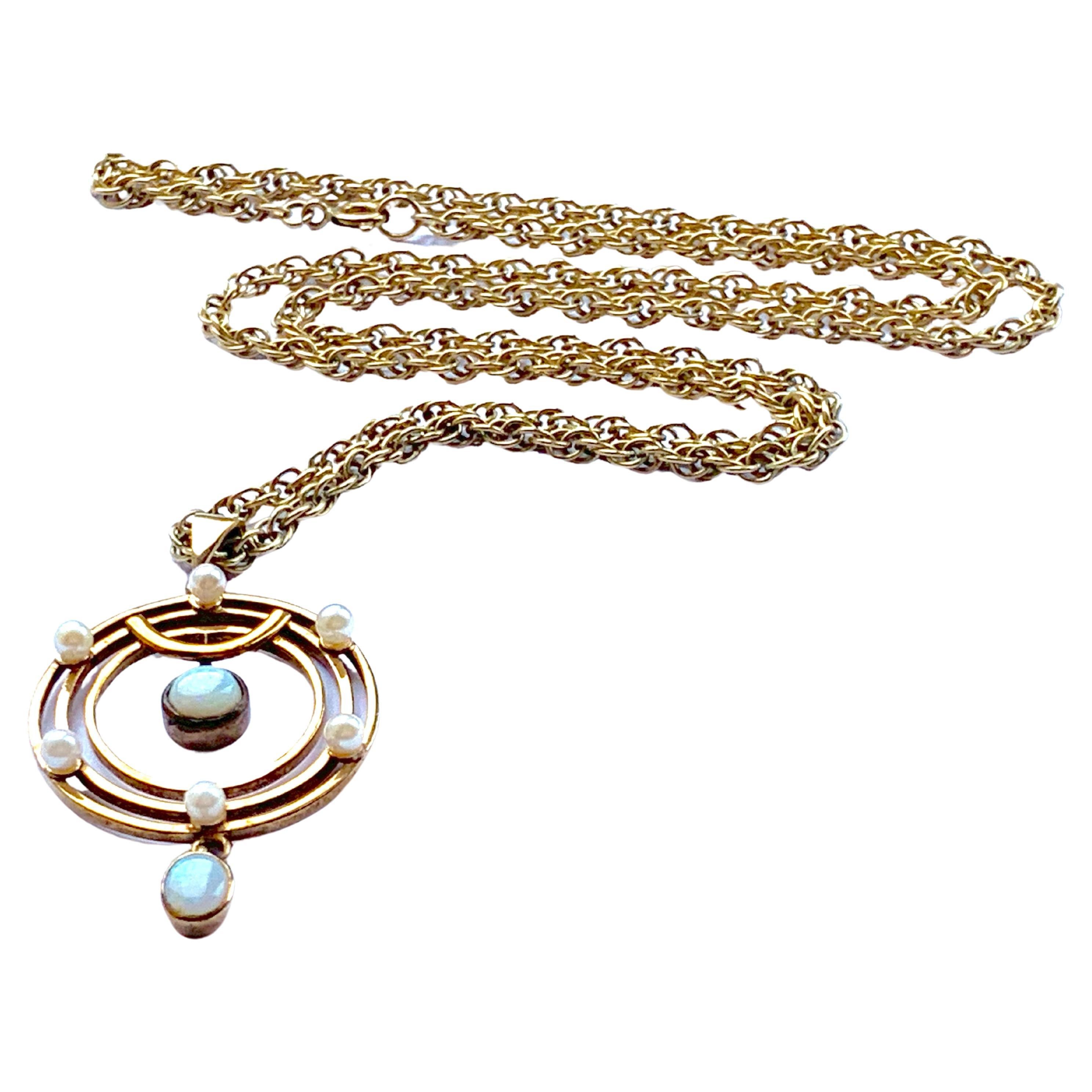 9 Karat Gold Opal- und Perlen-Anhänger an einer 9 Karat Goldkette