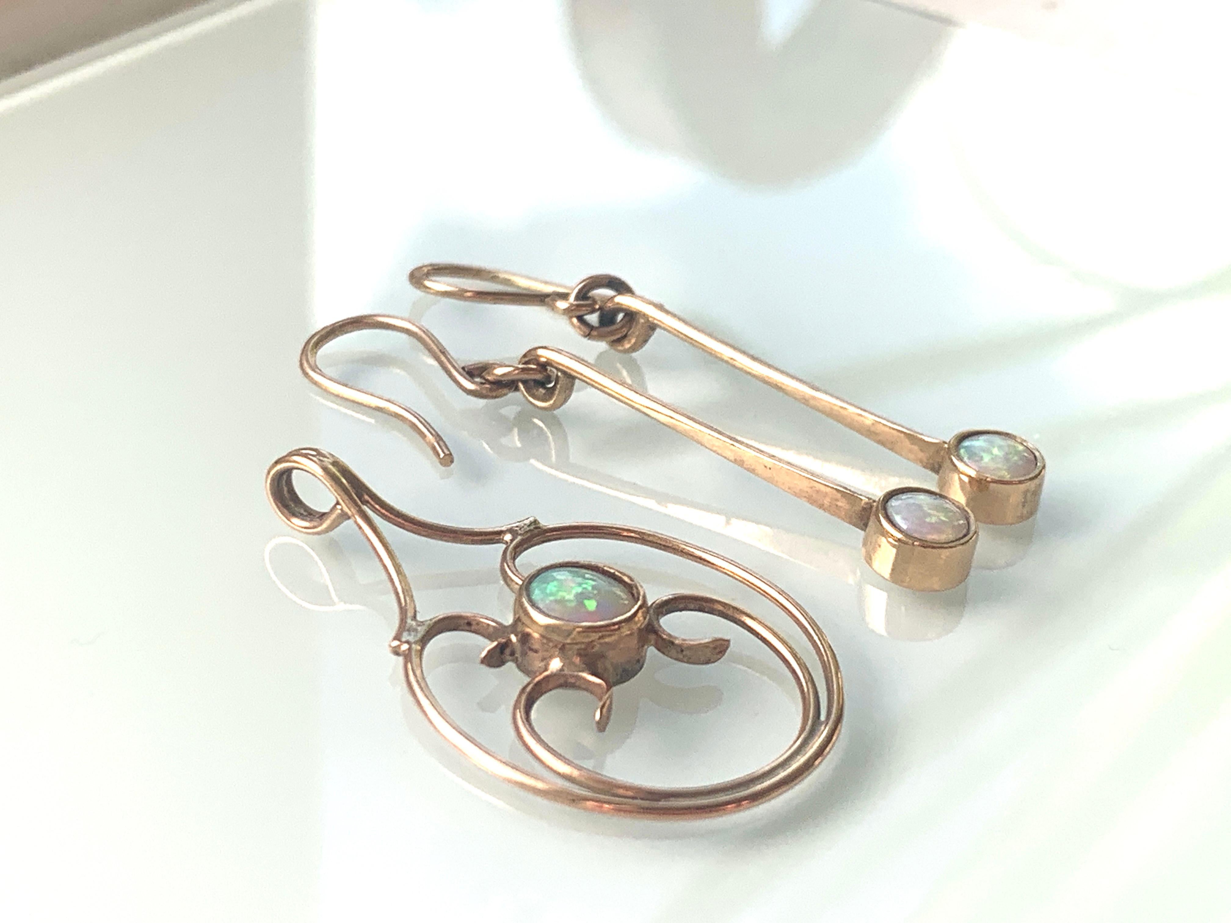 Magnifique pendentif opale en or 9ct
avec boucles d'oreilles assorties
Orfèvre de qualité
Longueur des boucles d'oreilles 3cm 
Hauteur du pendentif 3,75 cm
