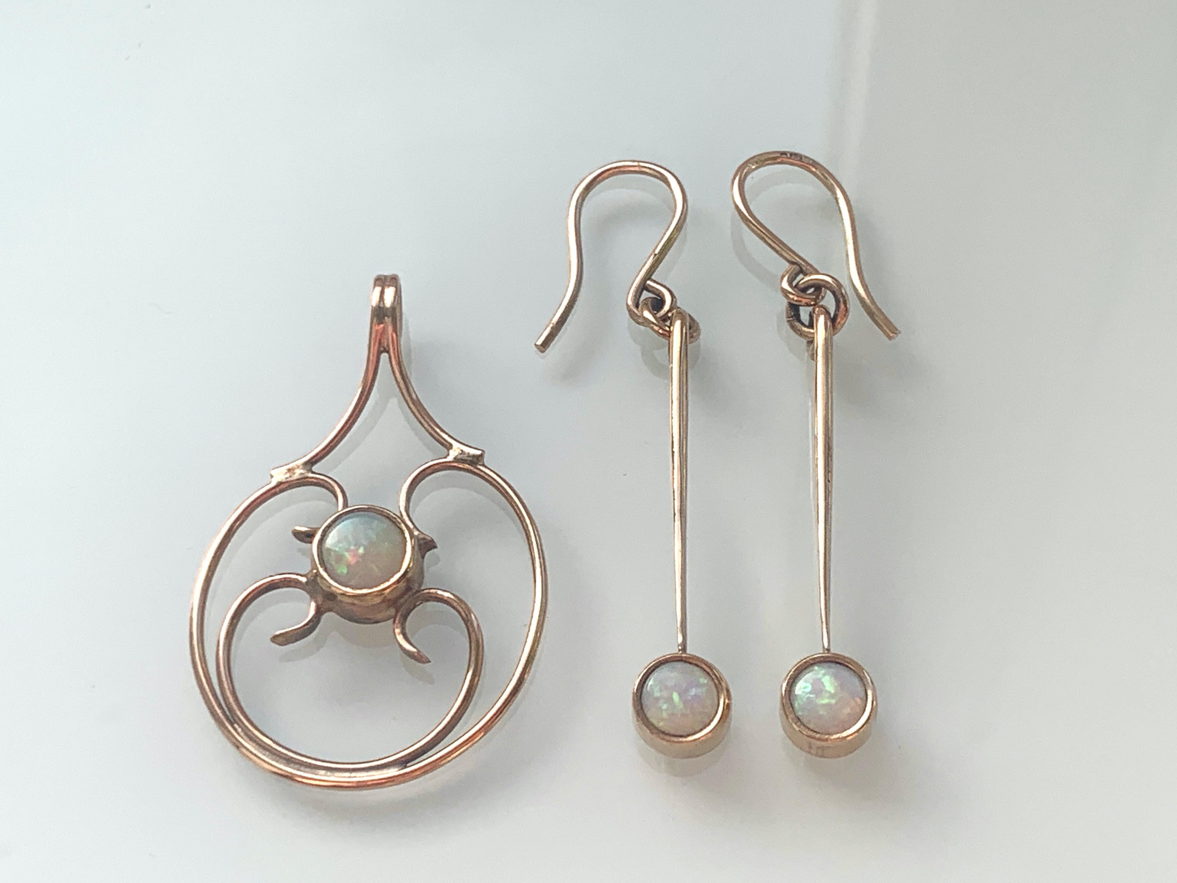 Art nouveau Pendants d'oreilles et boucles d'oreilles assorties en or 9 carats et opale en vente
