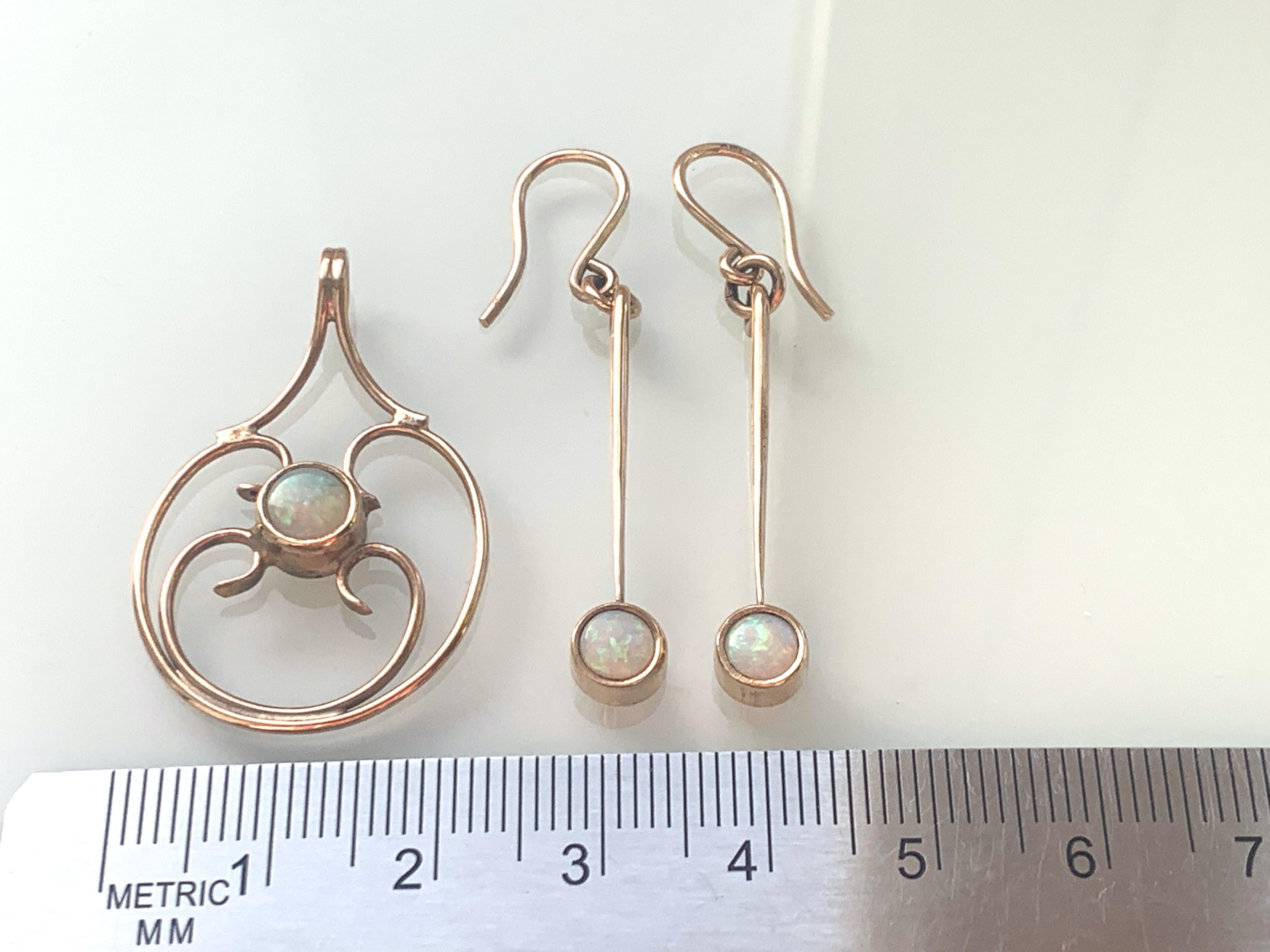 Pendants d'oreilles et boucles d'oreilles assorties en or 9 carats et opale en vente 1
