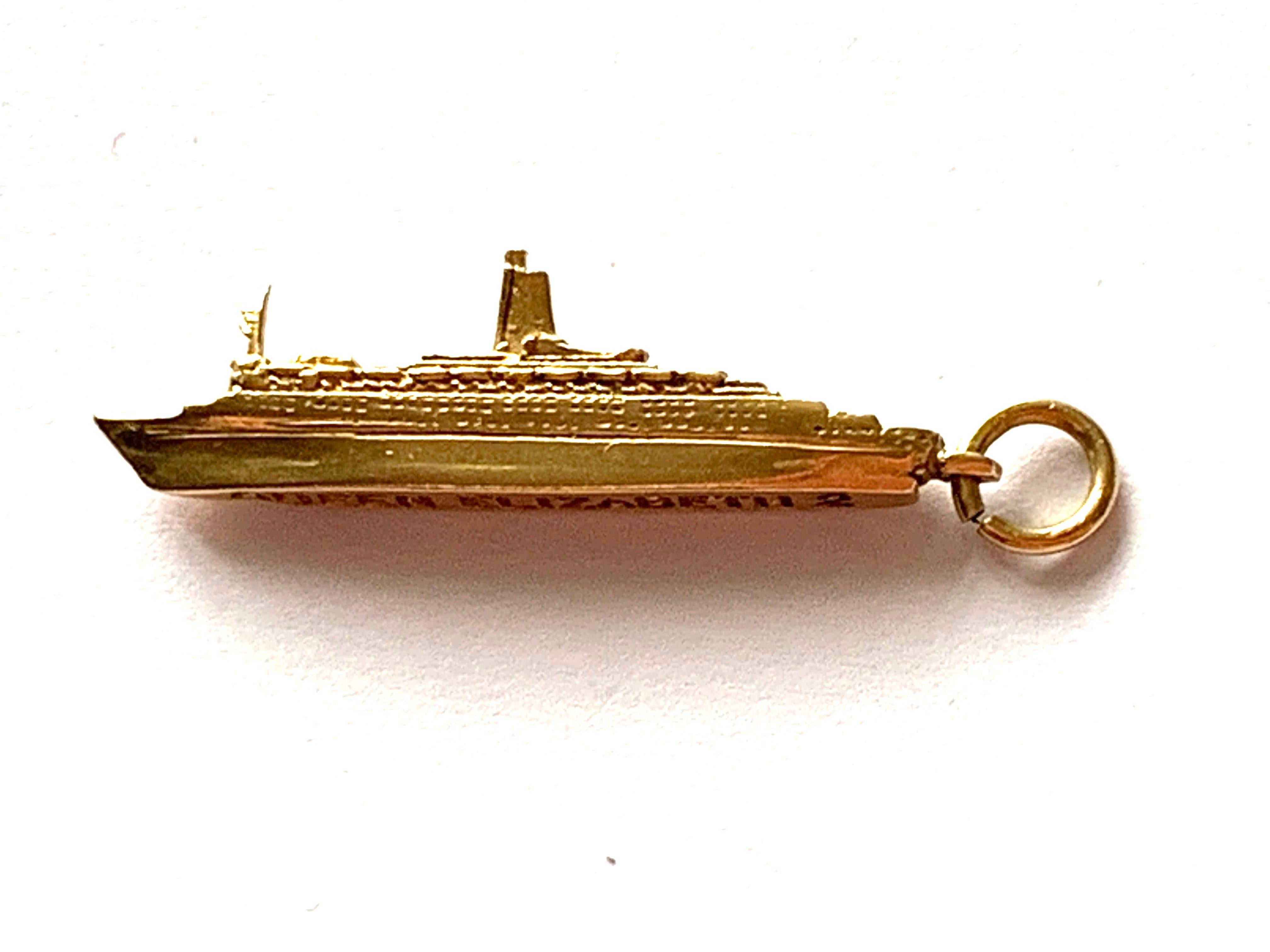 Pendentif en or 9ct pour navire Queen Elizabeth 11
Poinçonné  BAO (Birmingham assay offices)
Poids 2,6 grammes
Longueur 3,5 cm (y compris l'anneau)
Largeur 6mm