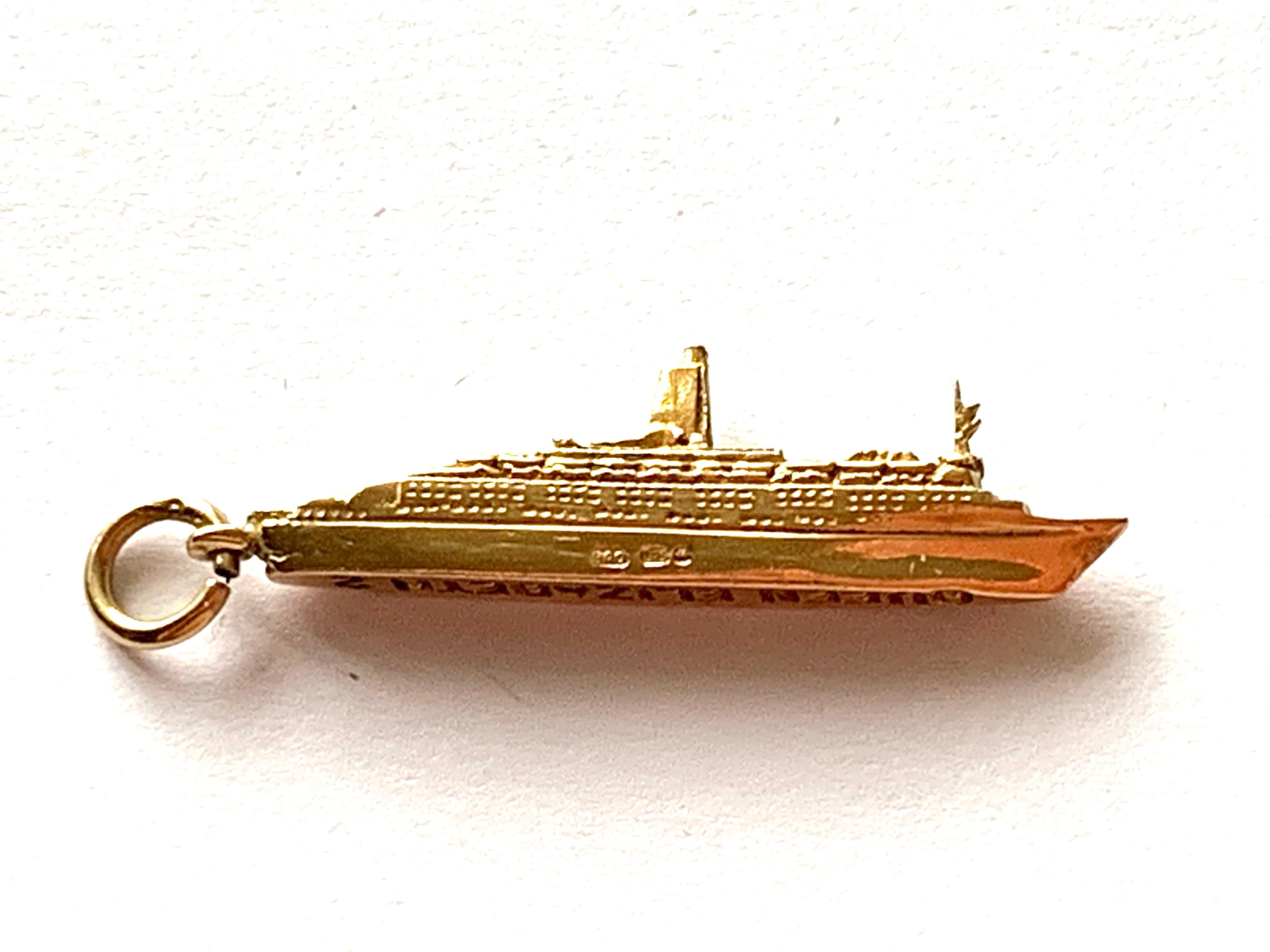 Pendentif de navire Queen Elizabeth 11 en or 9 carats Bon état - En vente à London, GB