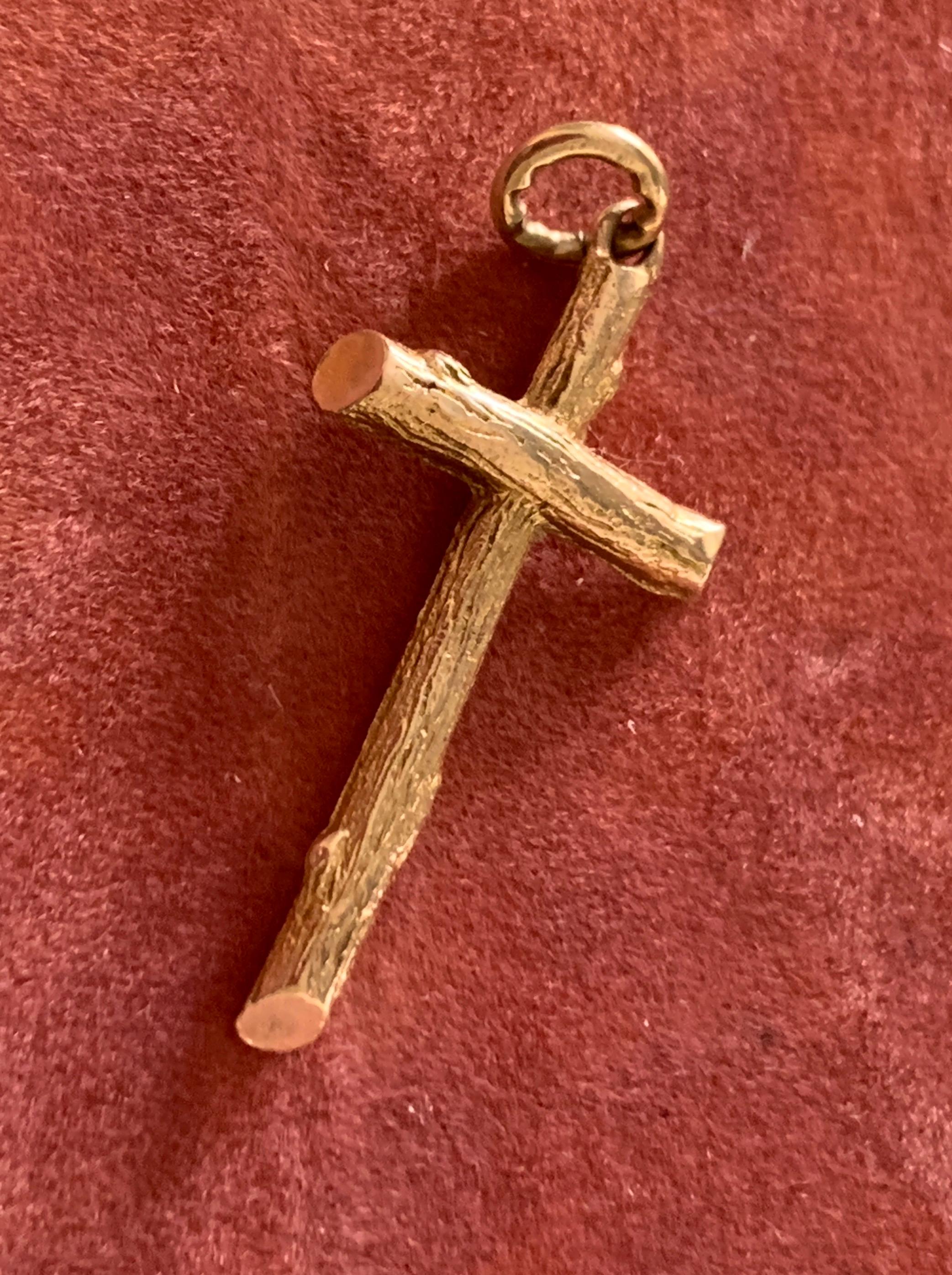 9ct Gold Rare Bark Design Cross  In Excellent Condition For Sale In London, GB
