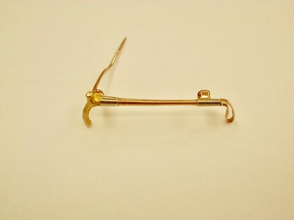 9ct Gold Riding Crop Brooch, Dated Circa 1910,William Goss,Birmingham
Made in 3 colour gold and mostly used as a stock pin for riding or hunting.
Such detailed work in such a small brooch.