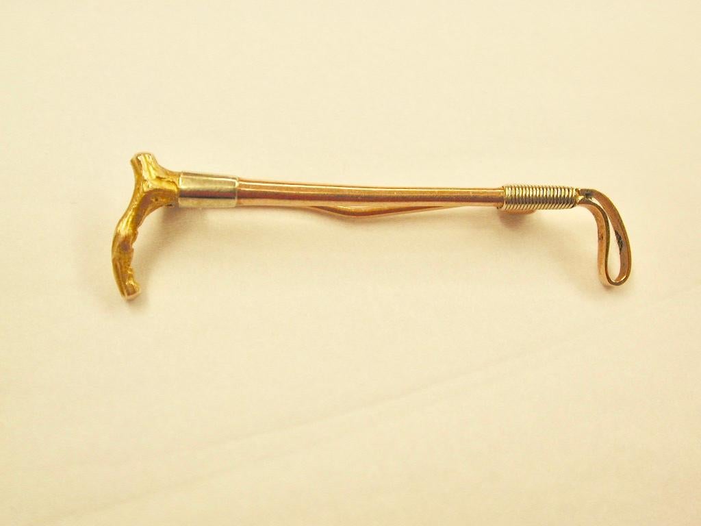 9ct Gold Riding Crop Brooch, Dated Circa 1910, William Goss, Birmingham In Good Condition For Sale In London, GB