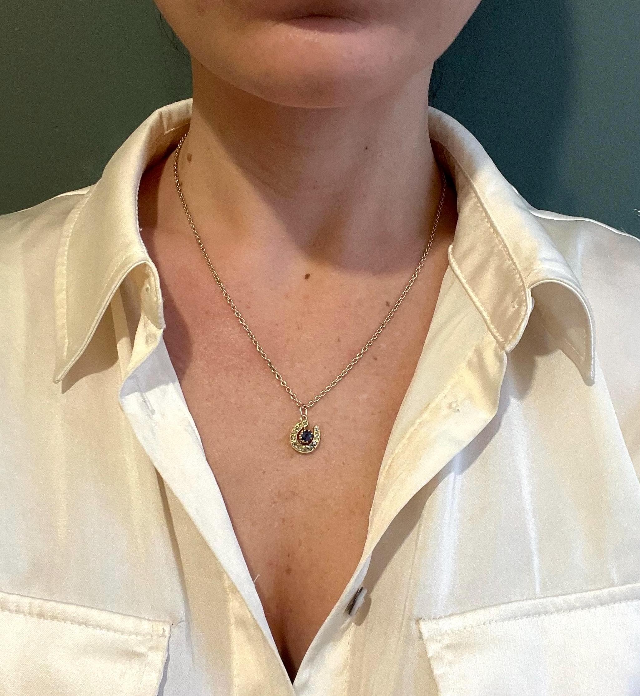 Victorien Collier à pendentif en or 9ct, saphir et diamant, fer à cheval chanceux, vers 1880 en vente