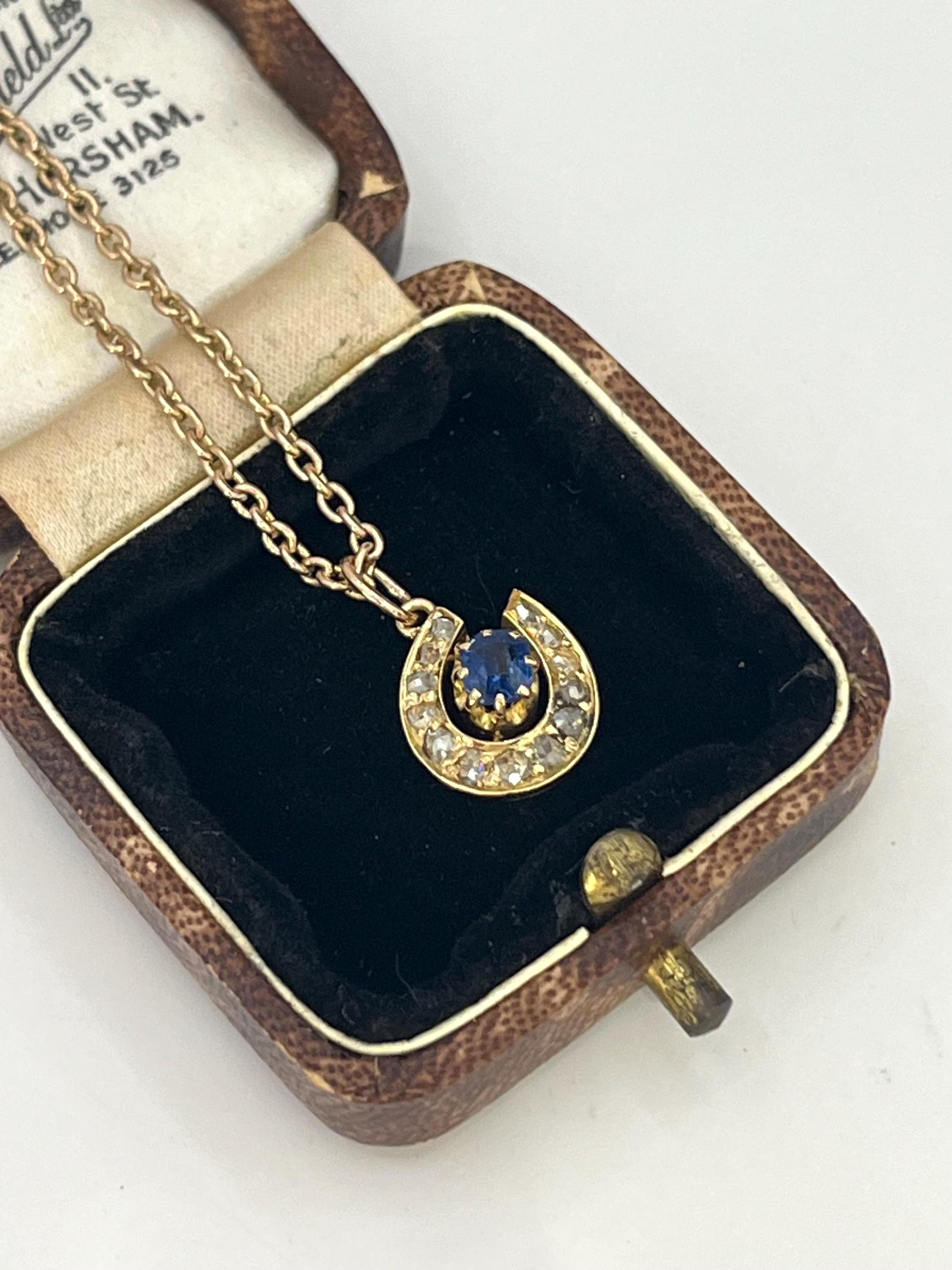 Taille ronde Collier à pendentif en or 9ct, saphir et diamant, fer à cheval chanceux, vers 1880 en vente