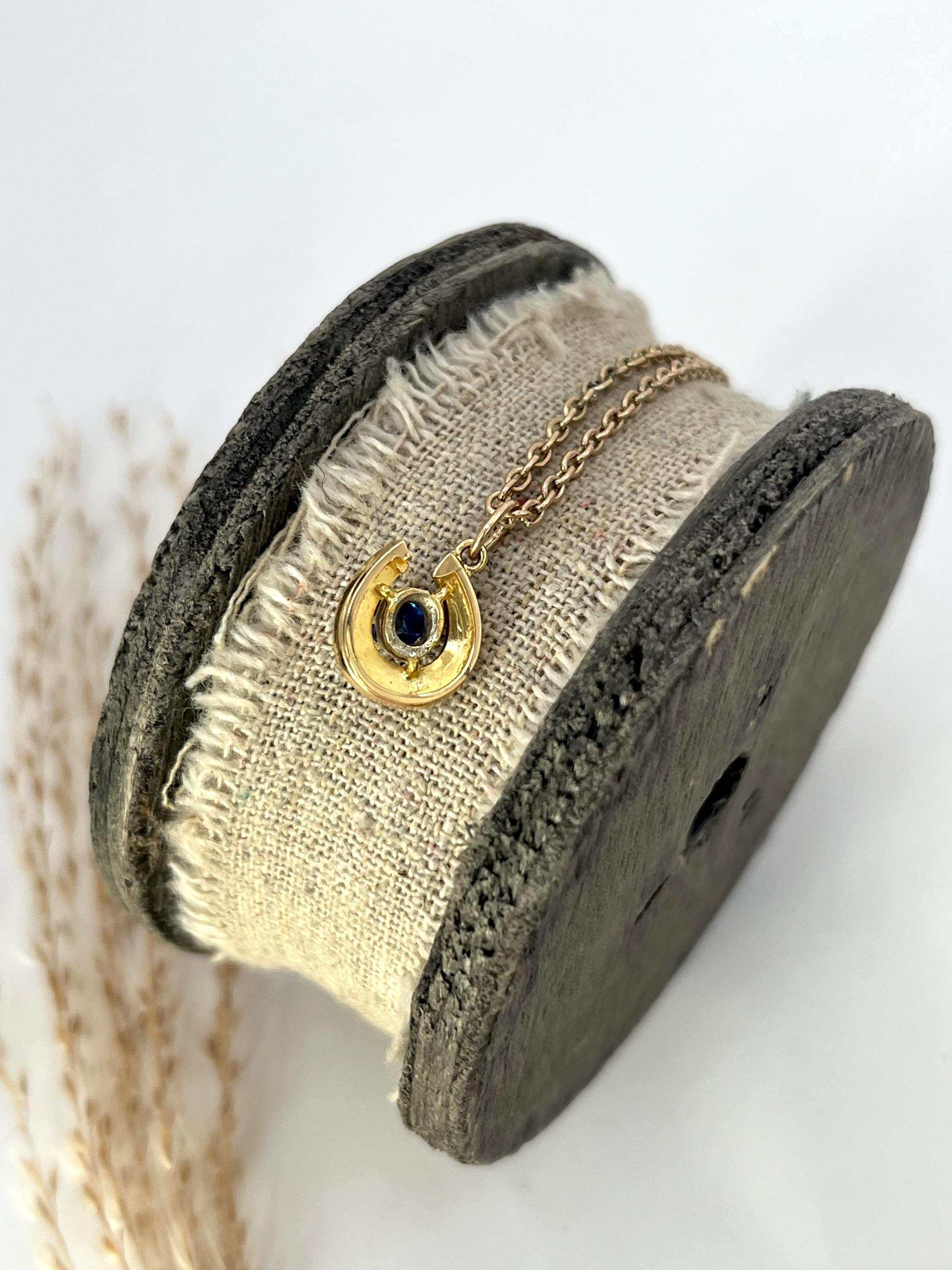 Collier à pendentif en or 9ct, saphir et diamant, fer à cheval chanceux, vers 1880 Unisexe en vente