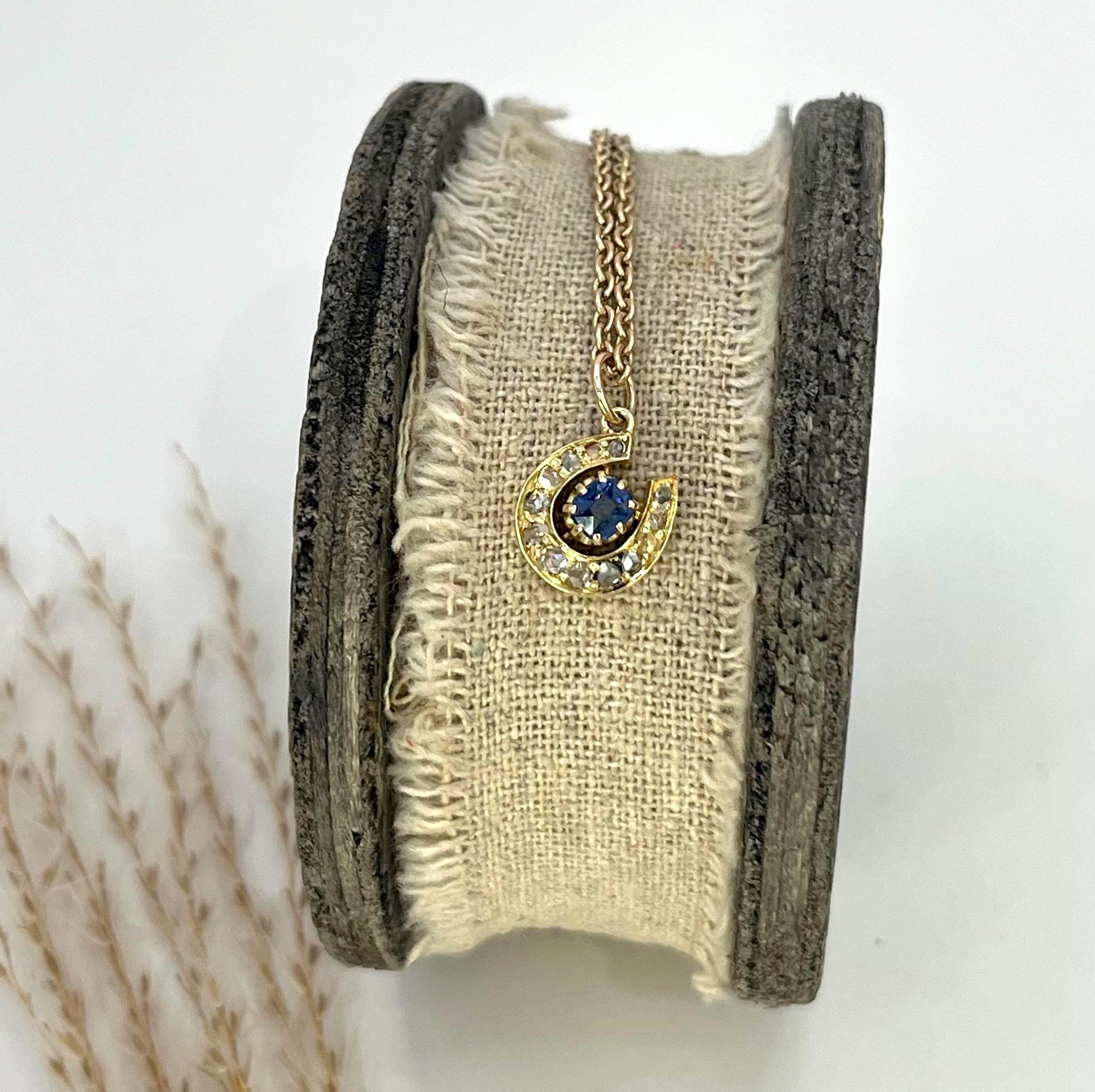 Collier à pendentif en or 9ct, saphir et diamant, fer à cheval chanceux, vers 1880 en vente 1