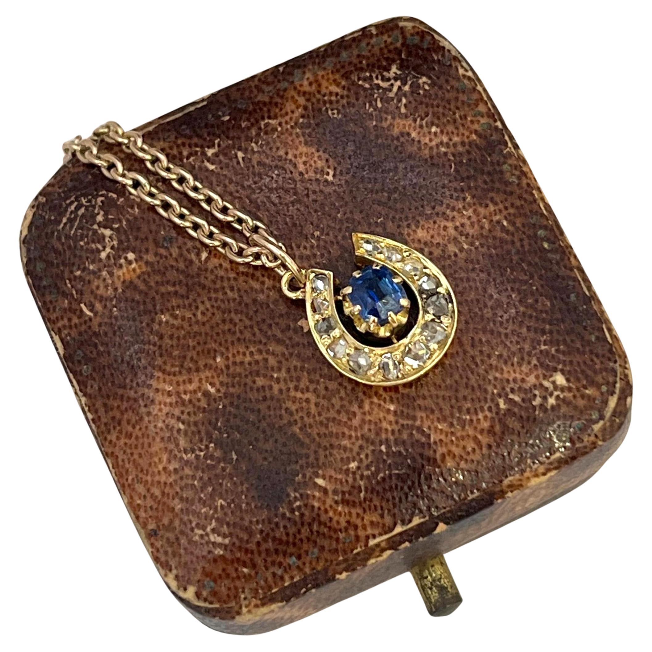 Collier à pendentif en or 9ct, saphir et diamant, fer à cheval chanceux, vers 1880 en vente