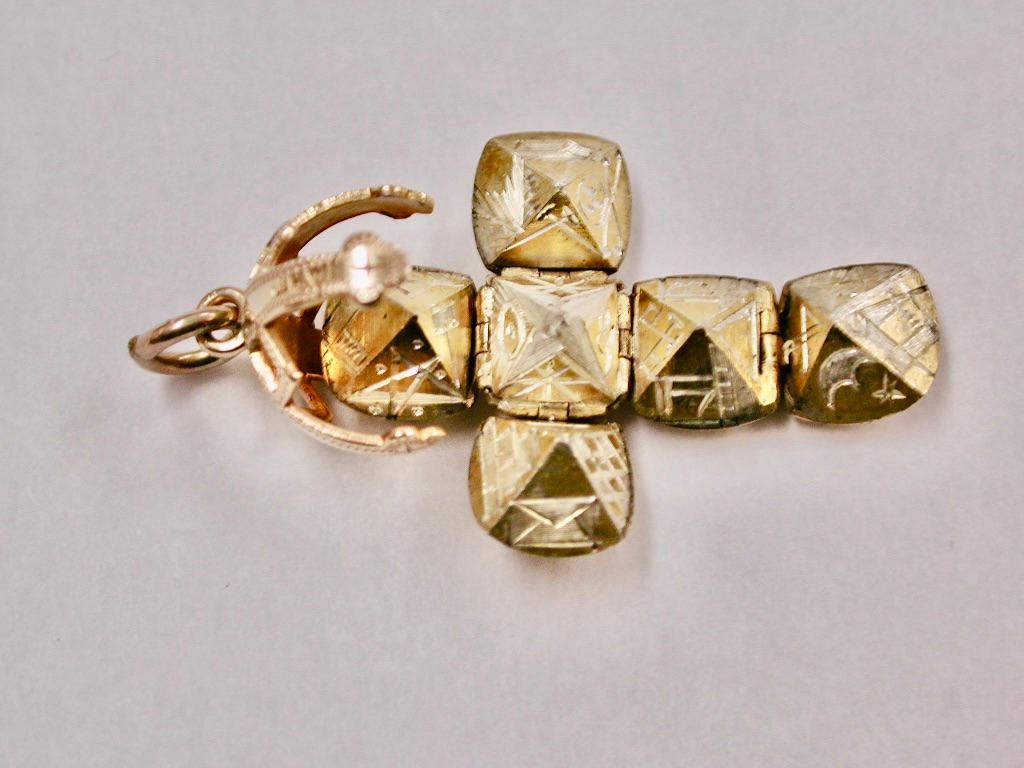 9ct Gold & Silver Masonic Ball Orb Pendant dated circa 1930 made by John Henry Wynn
of Birmingham.
This ball is in perfect condition with 9ct gold on the outside and hand engraved masonic symbols on the inside.
