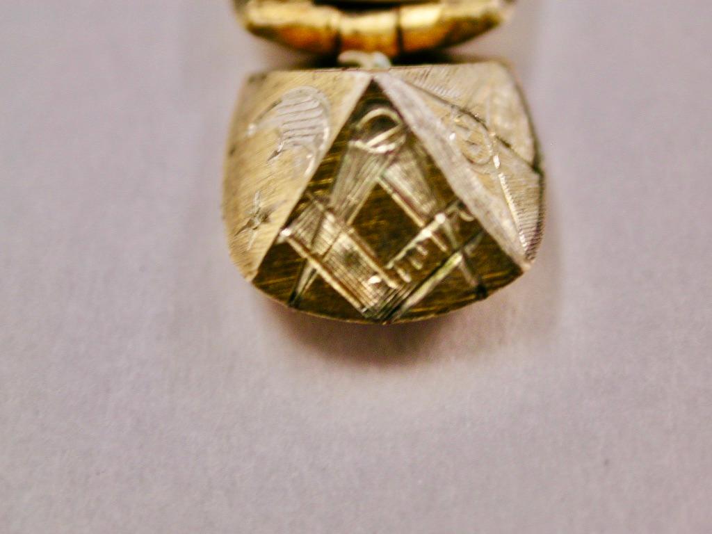 9 Ct Gold & Silver Masonic Ball Orb Pendant Dated Circa 1930, John Henry Wynn In Excellent Condition In London, GB