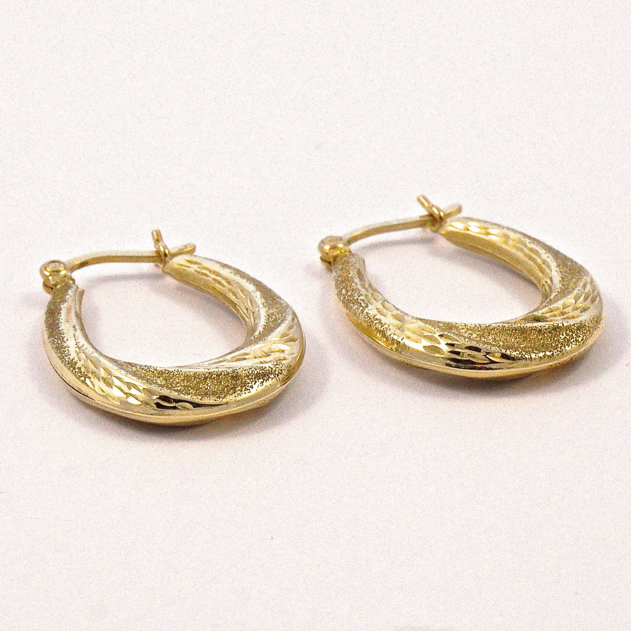 9ct Gold Textured and Diamond Cut Oval Hoop Earrings In Good Condition For Sale In London, GB
