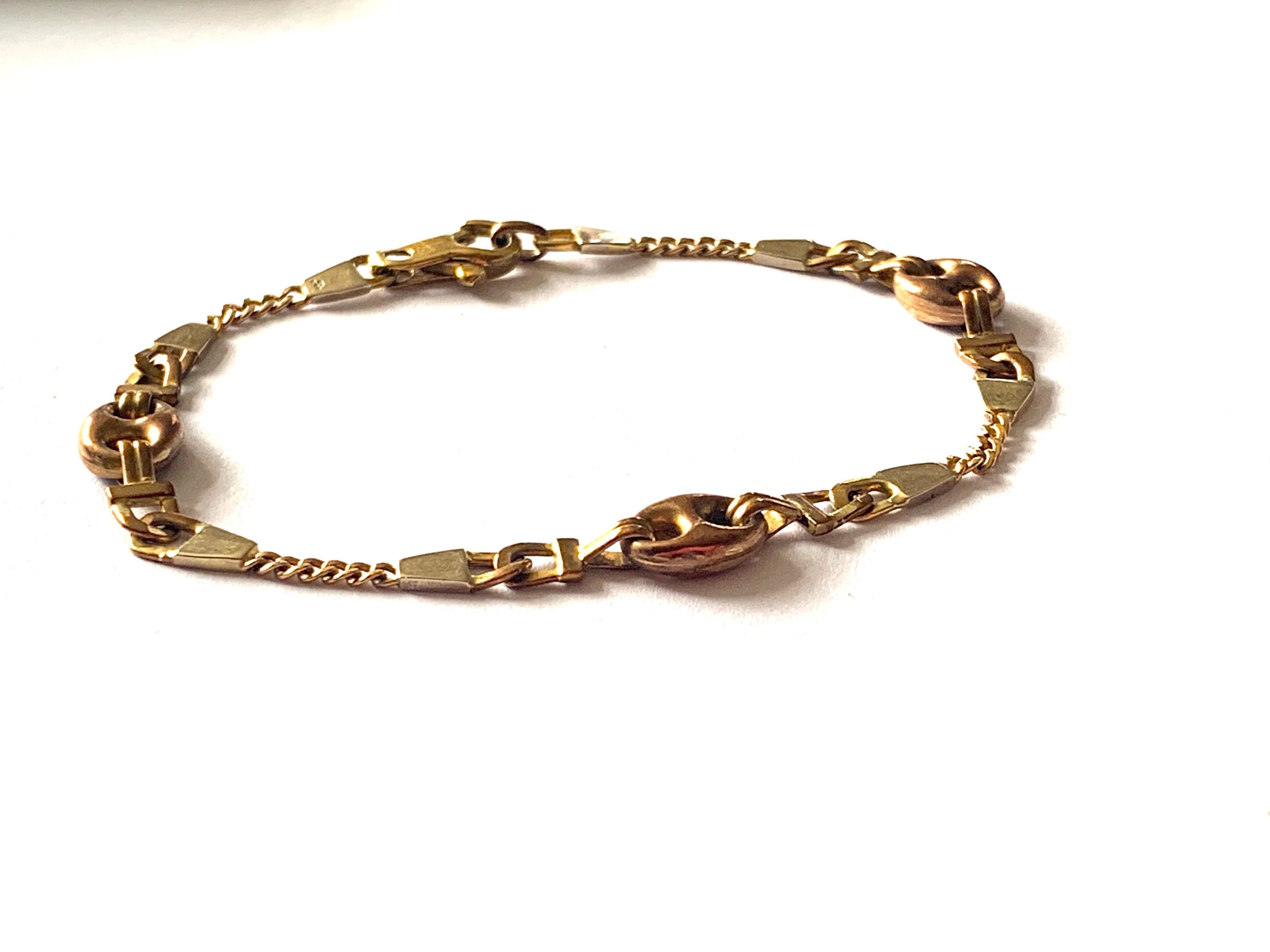 9ct Gold Trio Colour bracelet 
consisting of Yellow gold, Bronze gold and white gold.
the three largest links are bronze gold
Fully Hallmarked 
total length 7 Inches 
thickness approx 6.5mm ( widest point )

