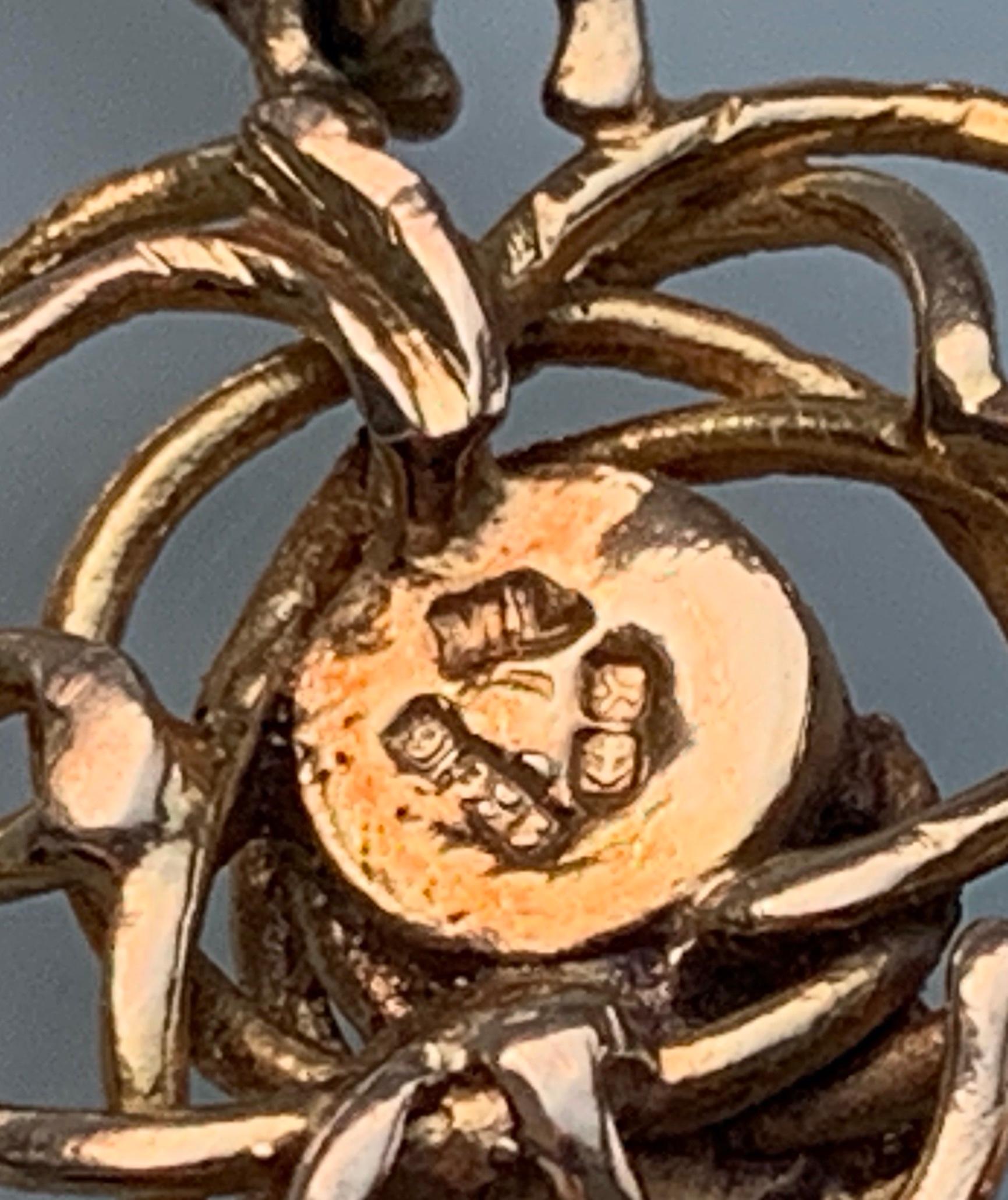 9 Karat Gold Twisting Bark Design mit zentralem Perlenanhänger für Damen oder Herren