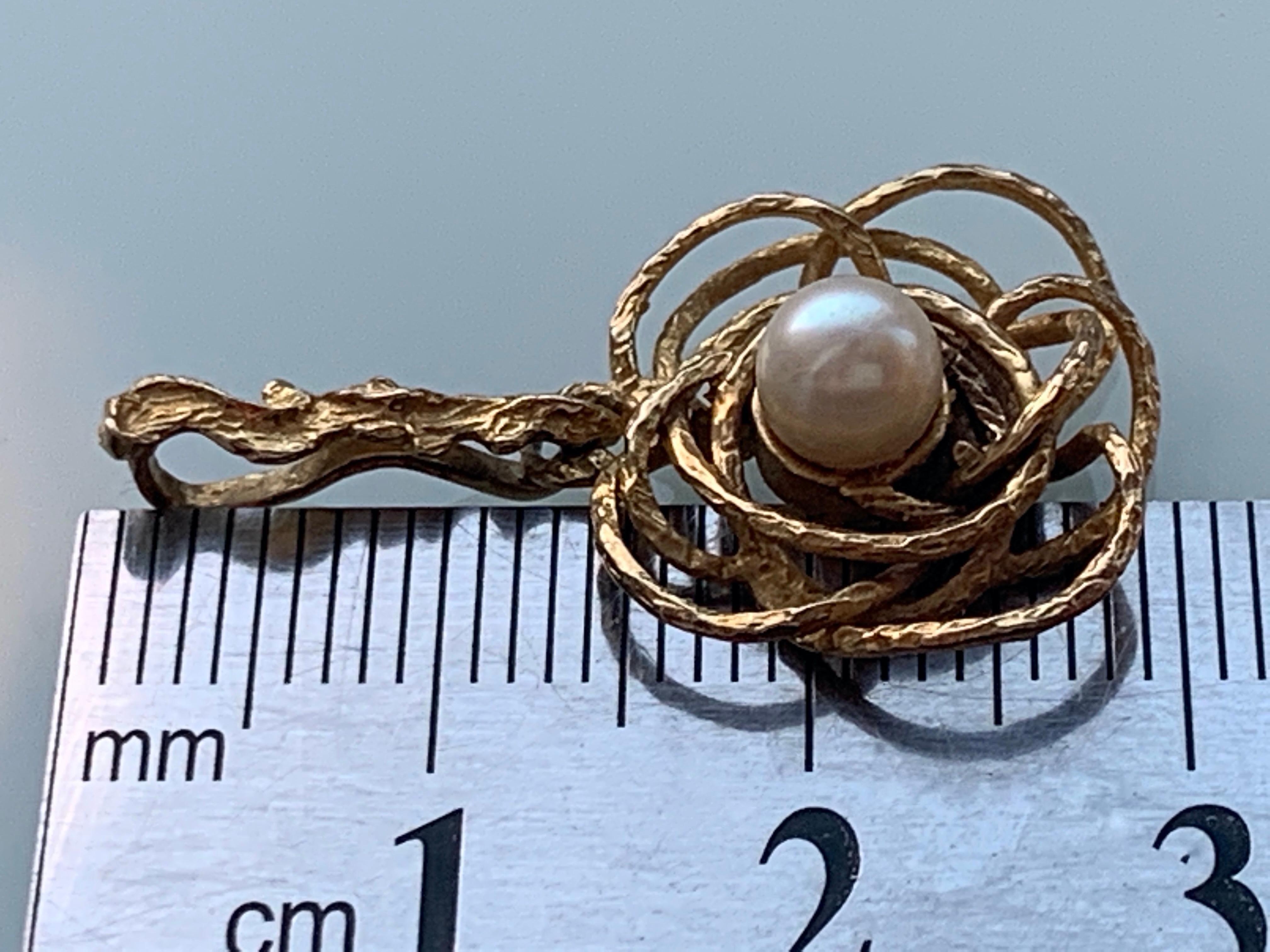 9ct Gold Twisting Bark Design with Central Pearl Pendant For Sale 3
