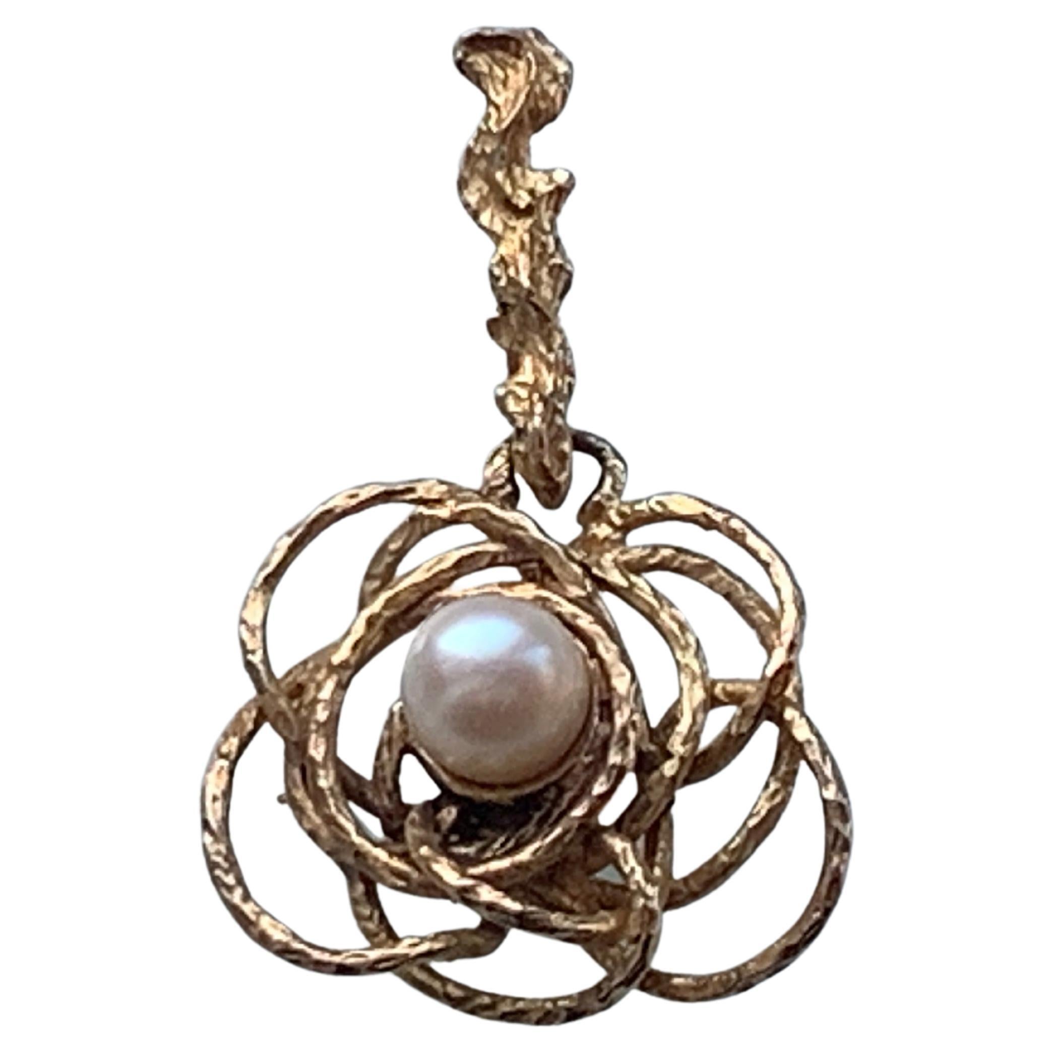 9ct Gold Twisting Bark Design with Central Pearl Pendant For Sale