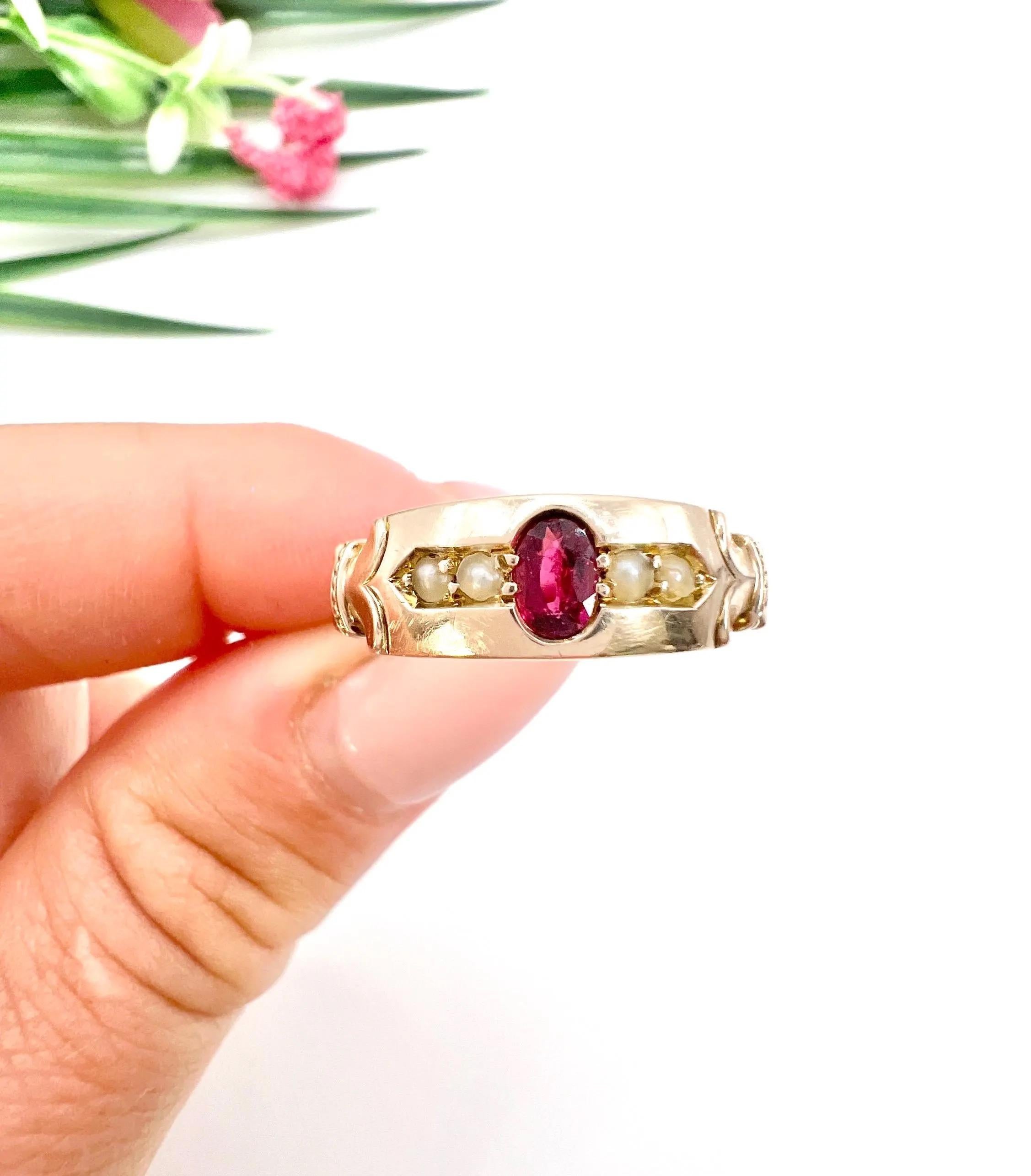 Anello vittoriano d'oro 9ct con granato e perle di mare a cinque pietre, con marchio Chester 1889 in vendita 4