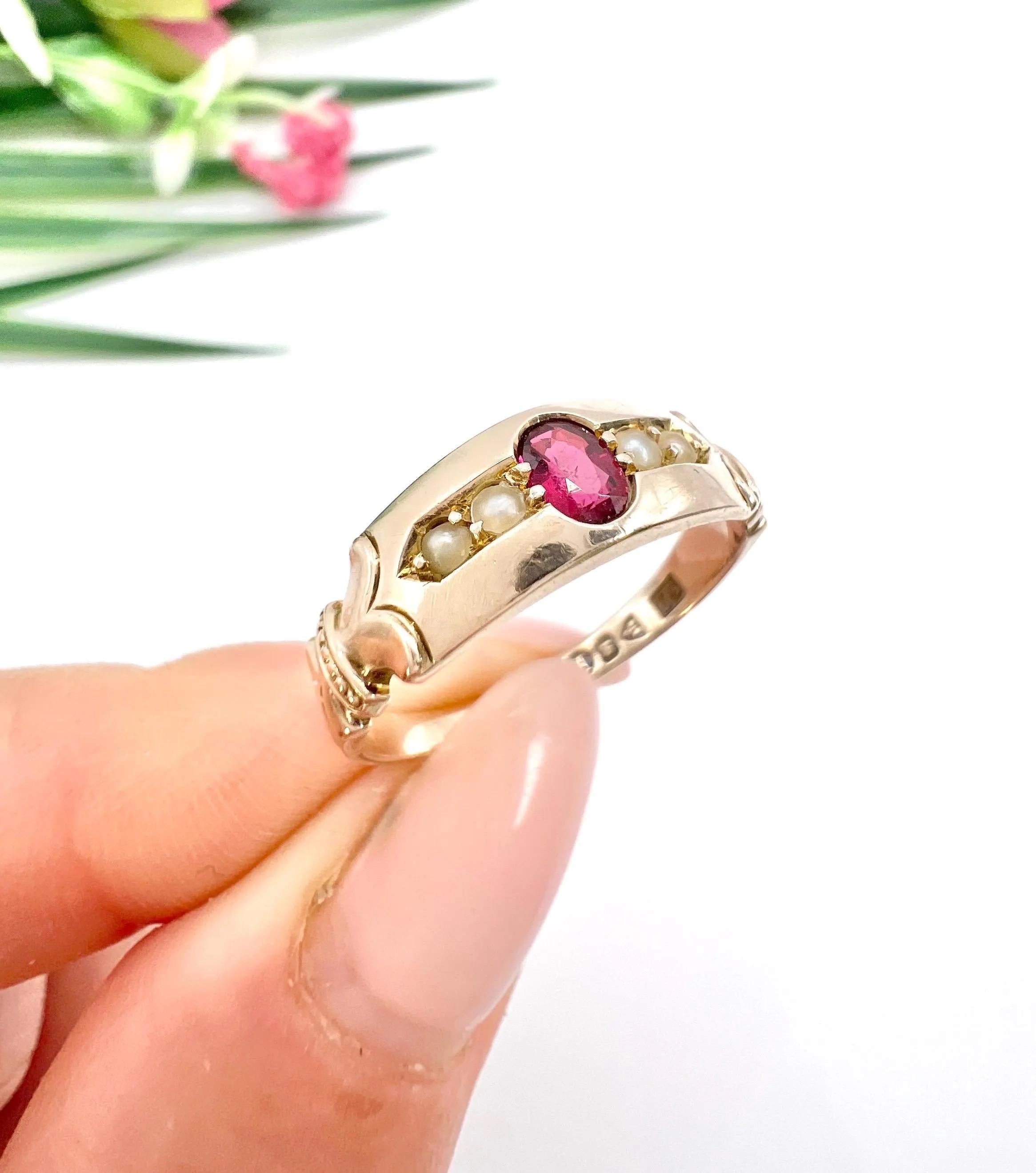 Anello vittoriano d'oro 9ct con granato e perle di mare a cinque pietre, con marchio Chester 1889 in vendita 5