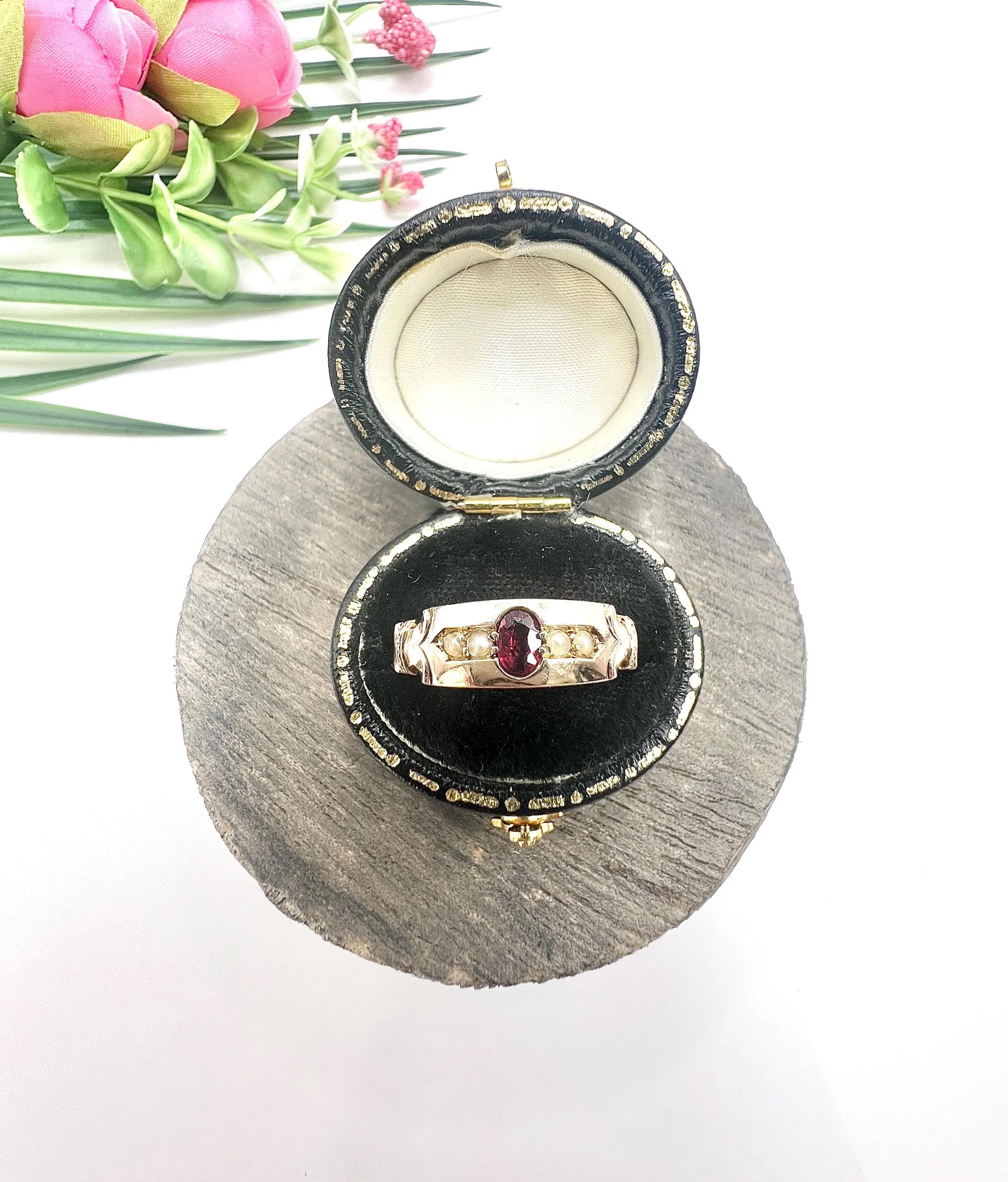 Vittoriano Anello vittoriano d'oro 9ct con granato e perle di mare a cinque pietre, con marchio Chester 1889 in vendita