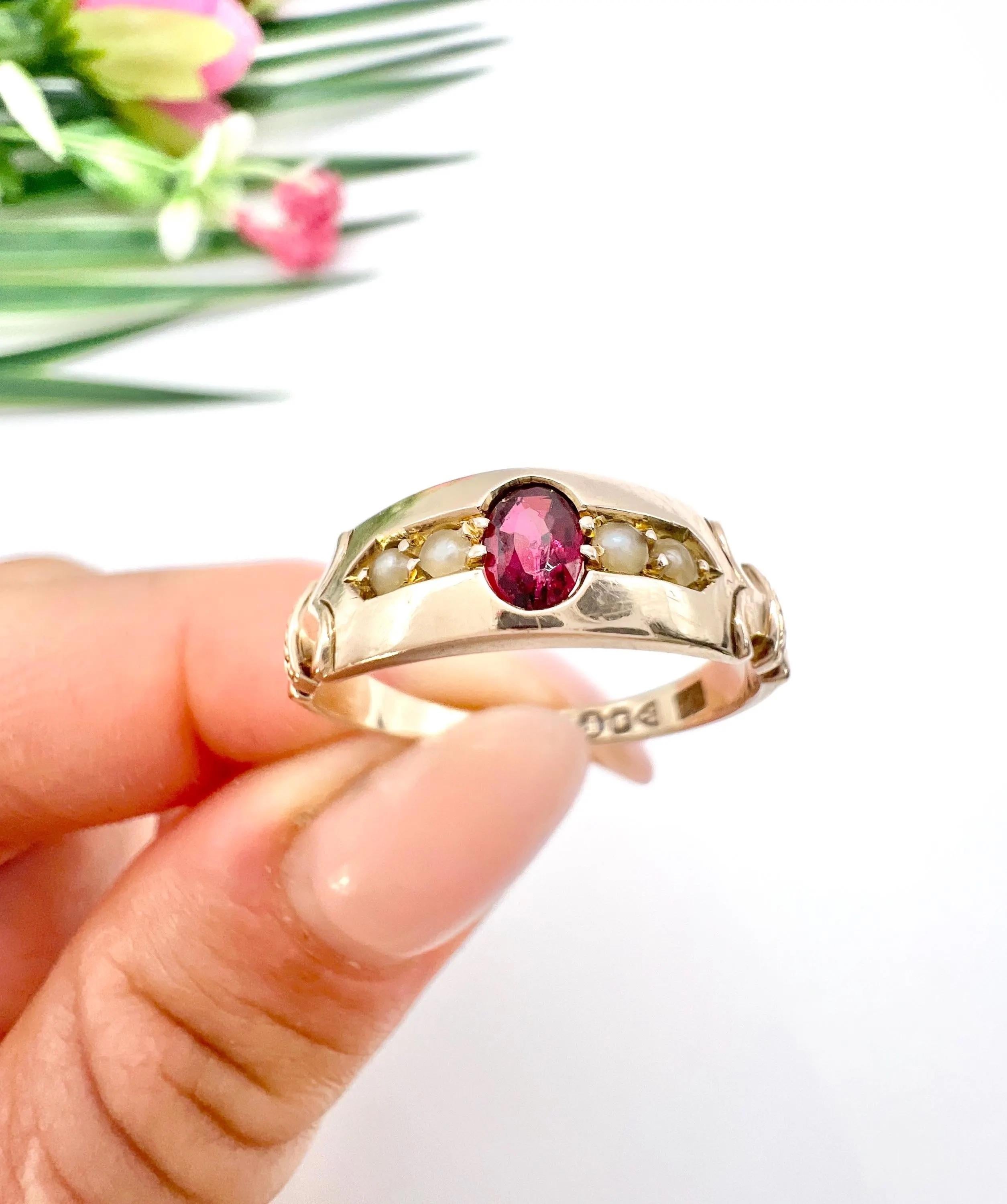 Taglio ovale Anello vittoriano d'oro 9ct con granato e perle di mare a cinque pietre, con marchio Chester 1889 in vendita