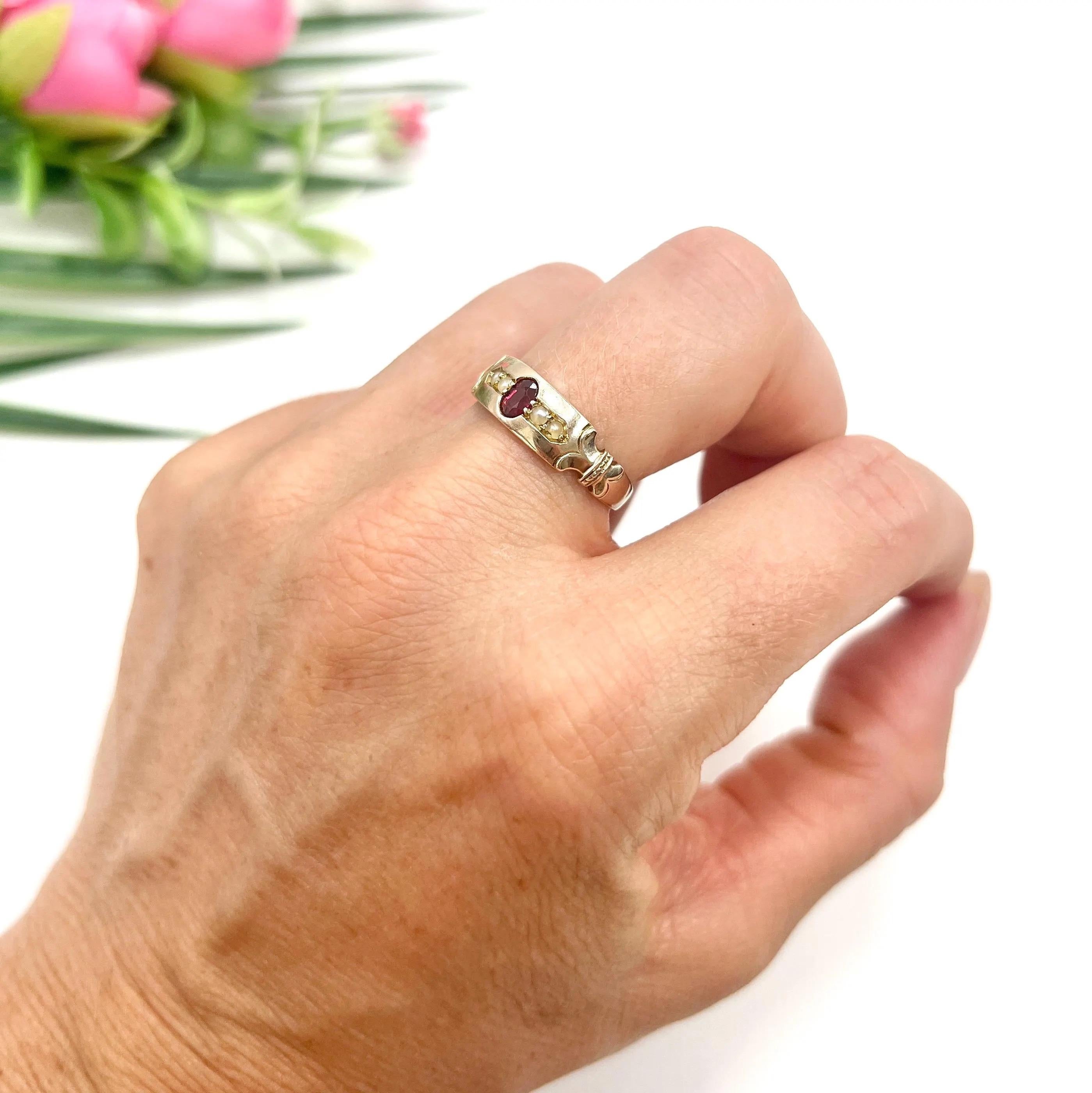 da uomo o donna Anello vittoriano d'oro 9ct con granato e perle di mare a cinque pietre, con marchio Chester 1889 in vendita