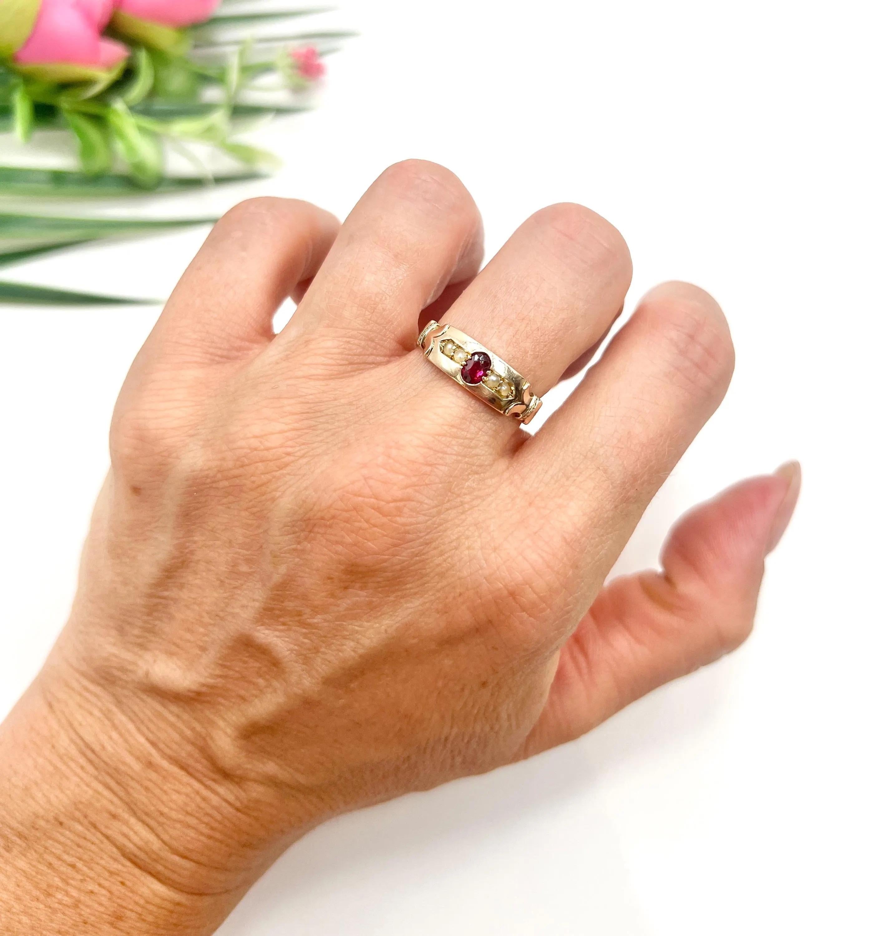 Anello vittoriano d'oro 9ct con granato e perle di mare a cinque pietre, con marchio Chester 1889 in vendita 1