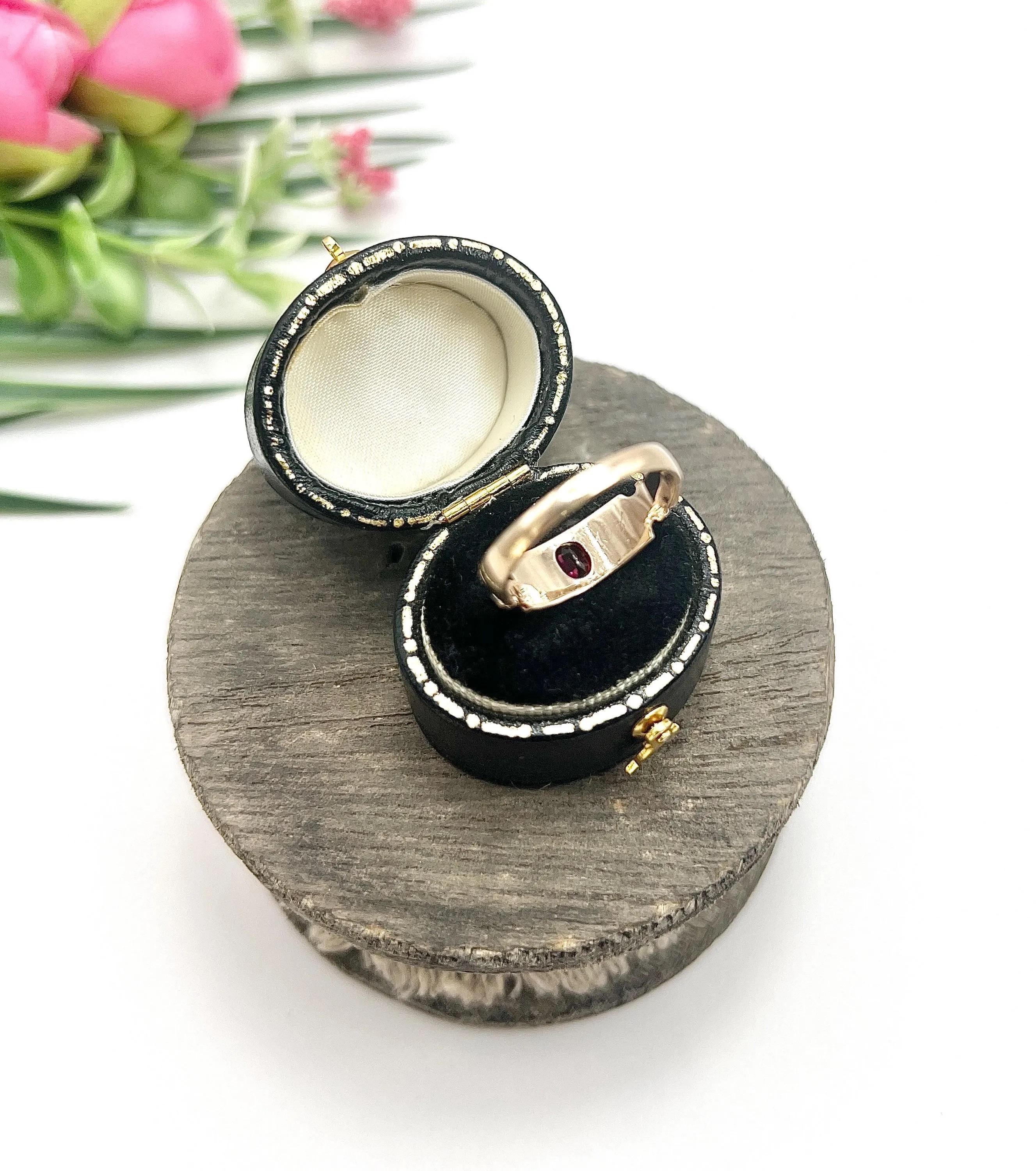 Anello vittoriano d'oro 9ct con granato e perle di mare a cinque pietre, con marchio Chester 1889 in vendita 2