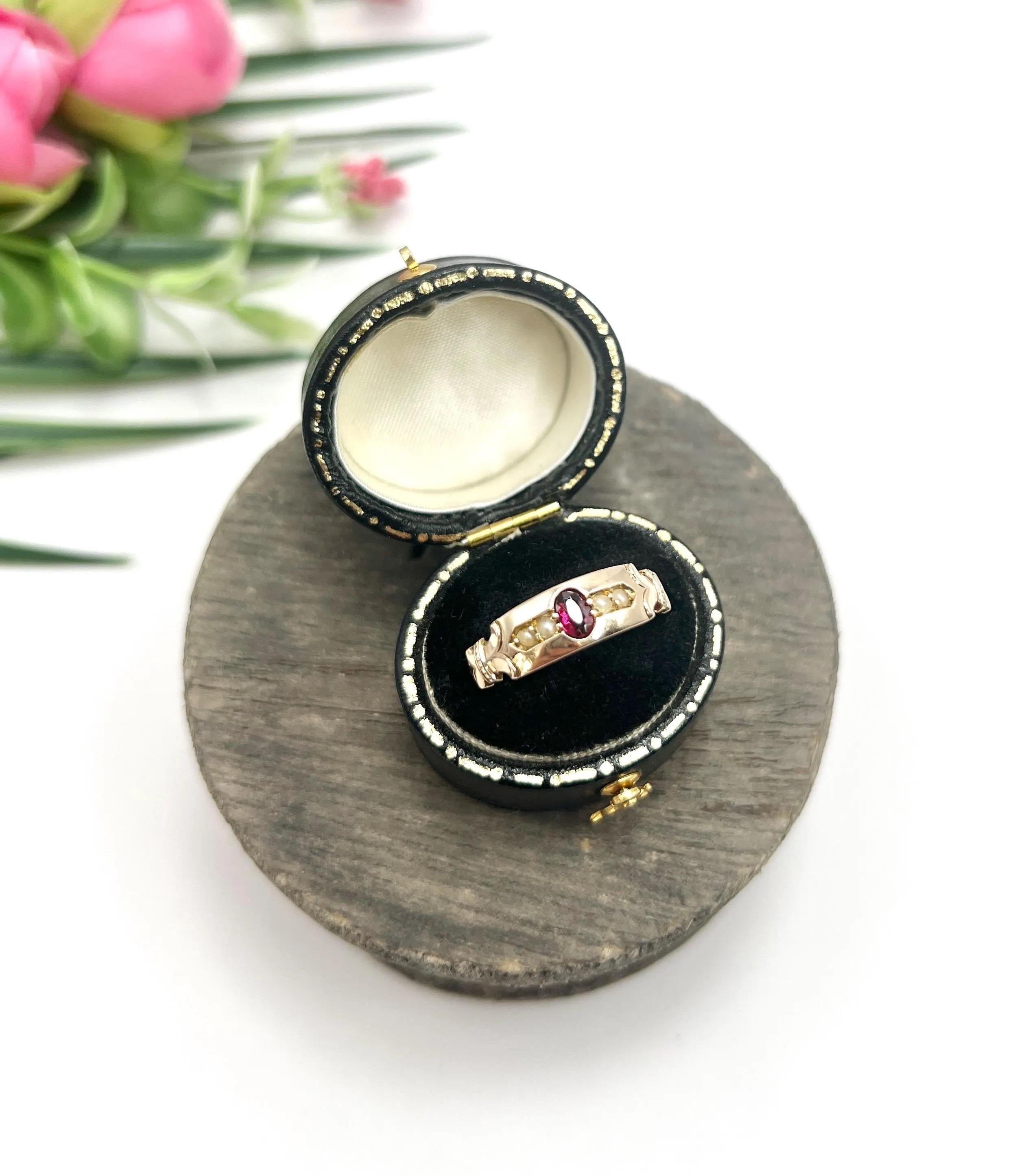 Anello vittoriano d'oro 9ct con granato e perle di mare a cinque pietre, con marchio Chester 1889 in vendita 3