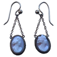 Orecchini a catena con cammeo rosa vittoriano in oro 9 ct.