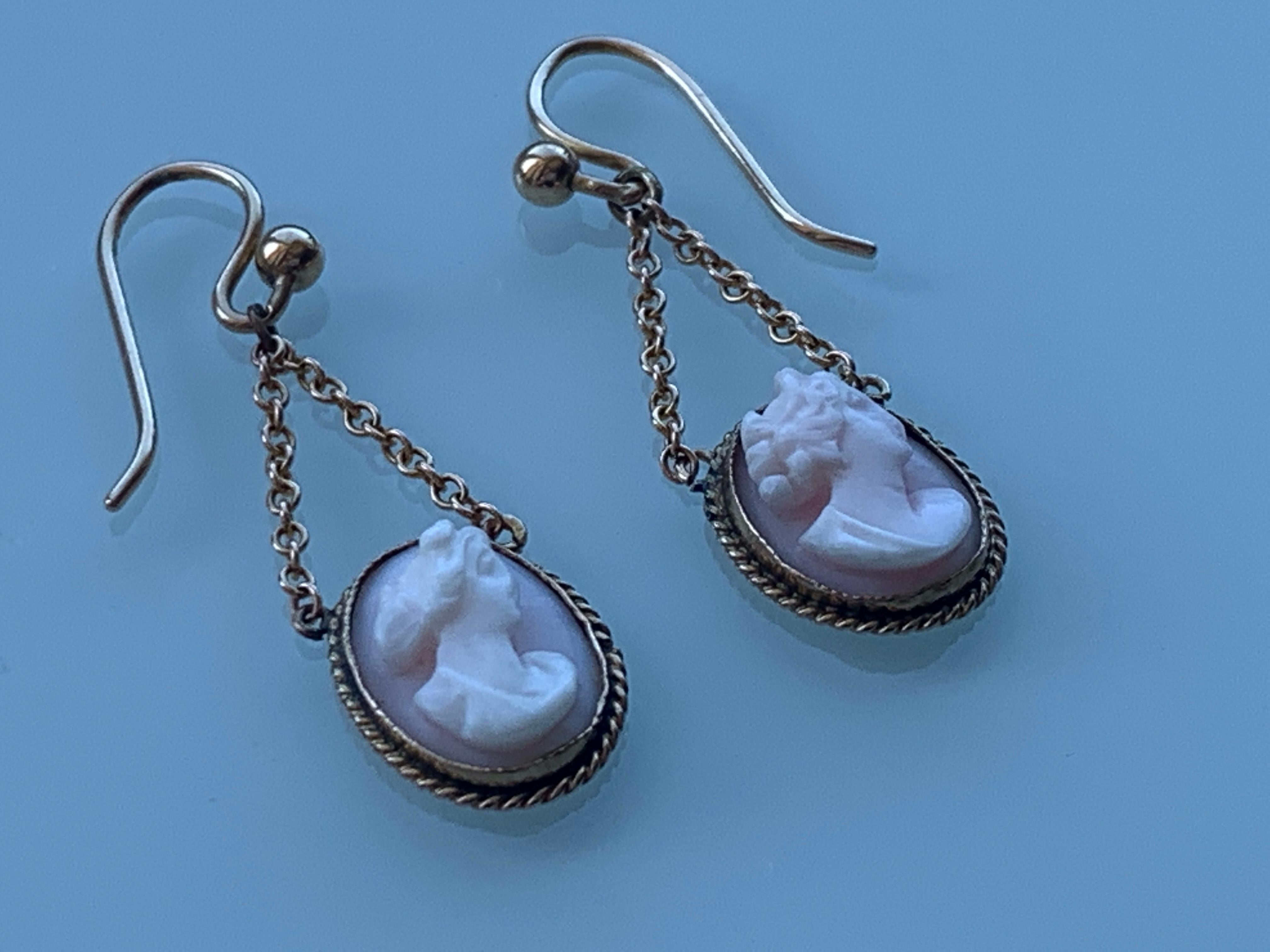 9ct Gold Victorian Pink Cameo Chain Earrings In Good Condition For Sale In London, GB
