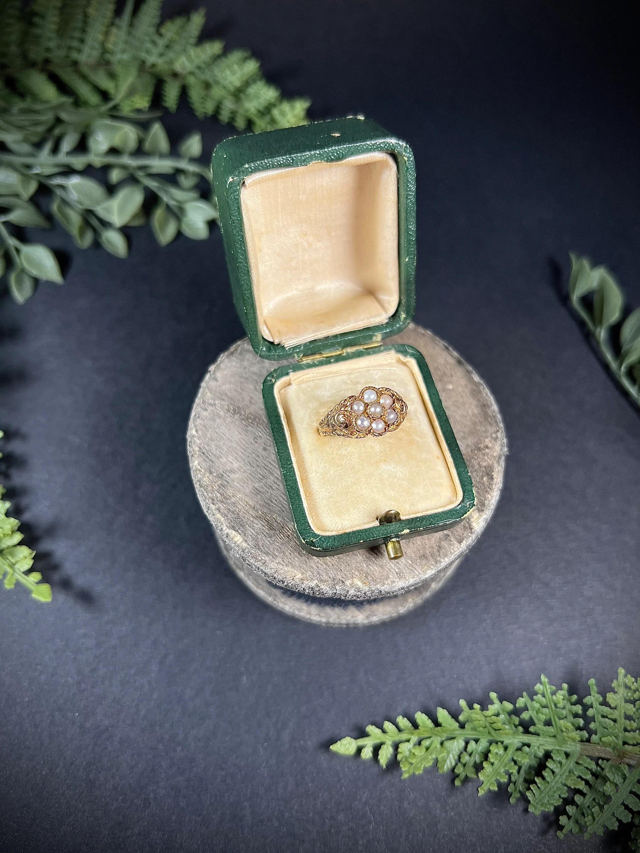 Bague victorienne en or 9ct à grappes de perles de rocaille avec travail en or sculpté à la main en vente 1