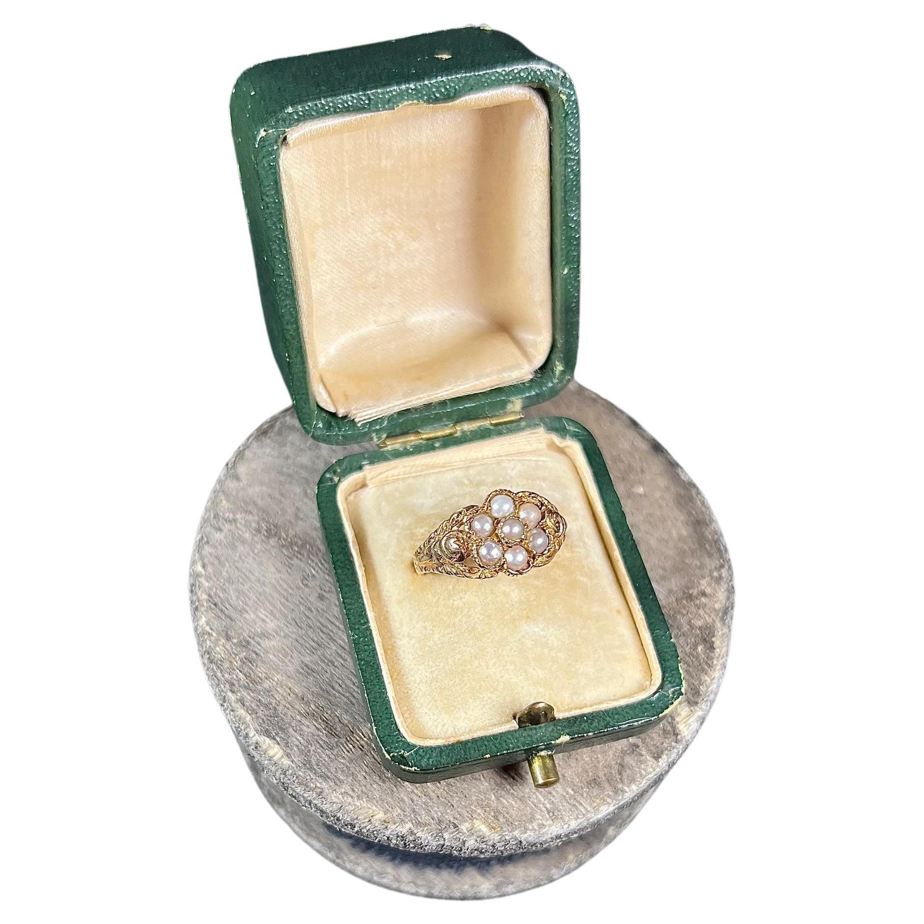 Bague victorienne en or 9ct à grappes de perles de rocaille avec travail en or sculpté à la main en vente