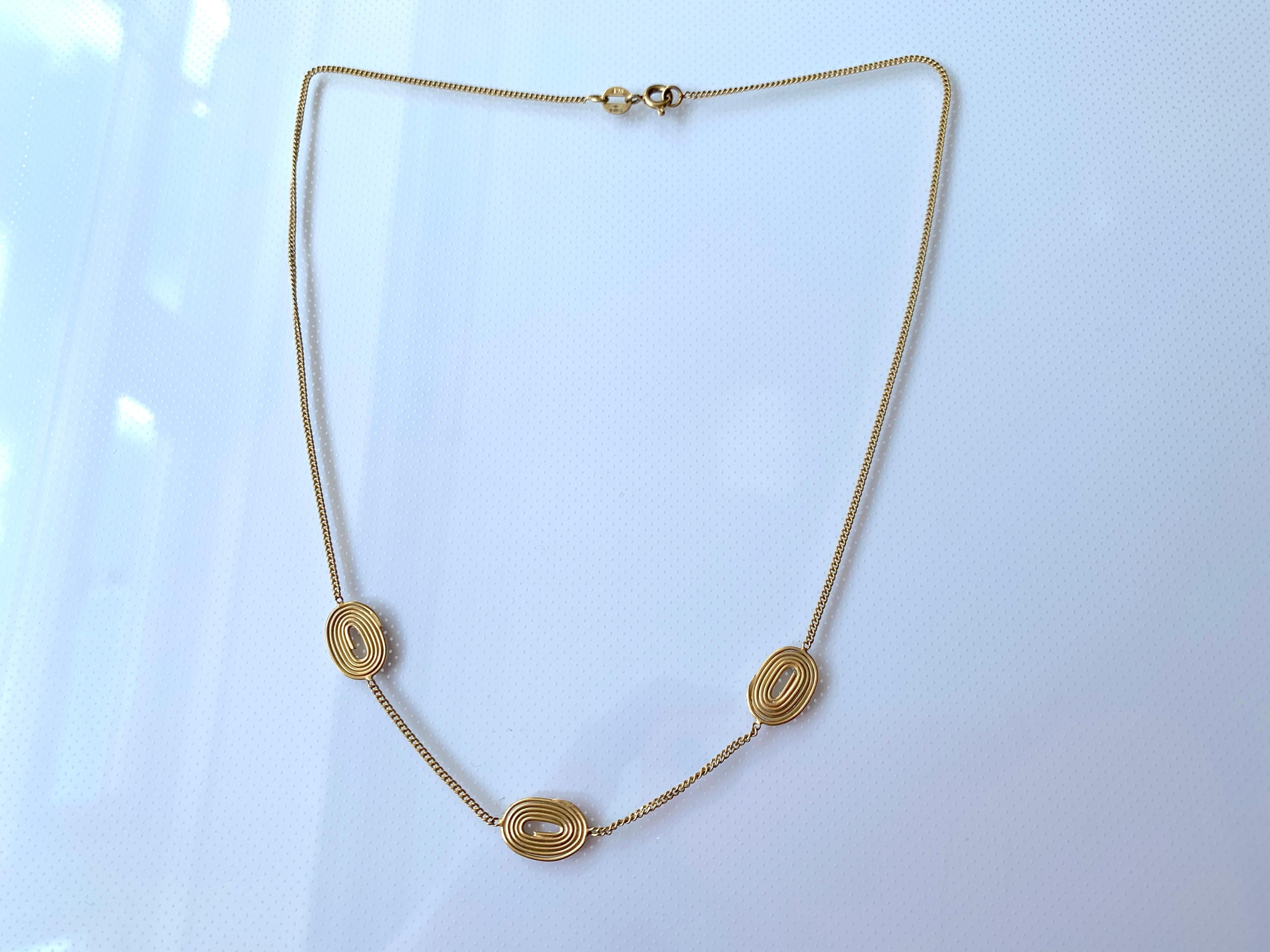 9ct 375 Gold Trio Circular wired spiral Choker
Vintage .
Excellent condition - Very Pretty with an African design influence
Fully Hallmarked by London Assay Offices
15.5 Inches in length.