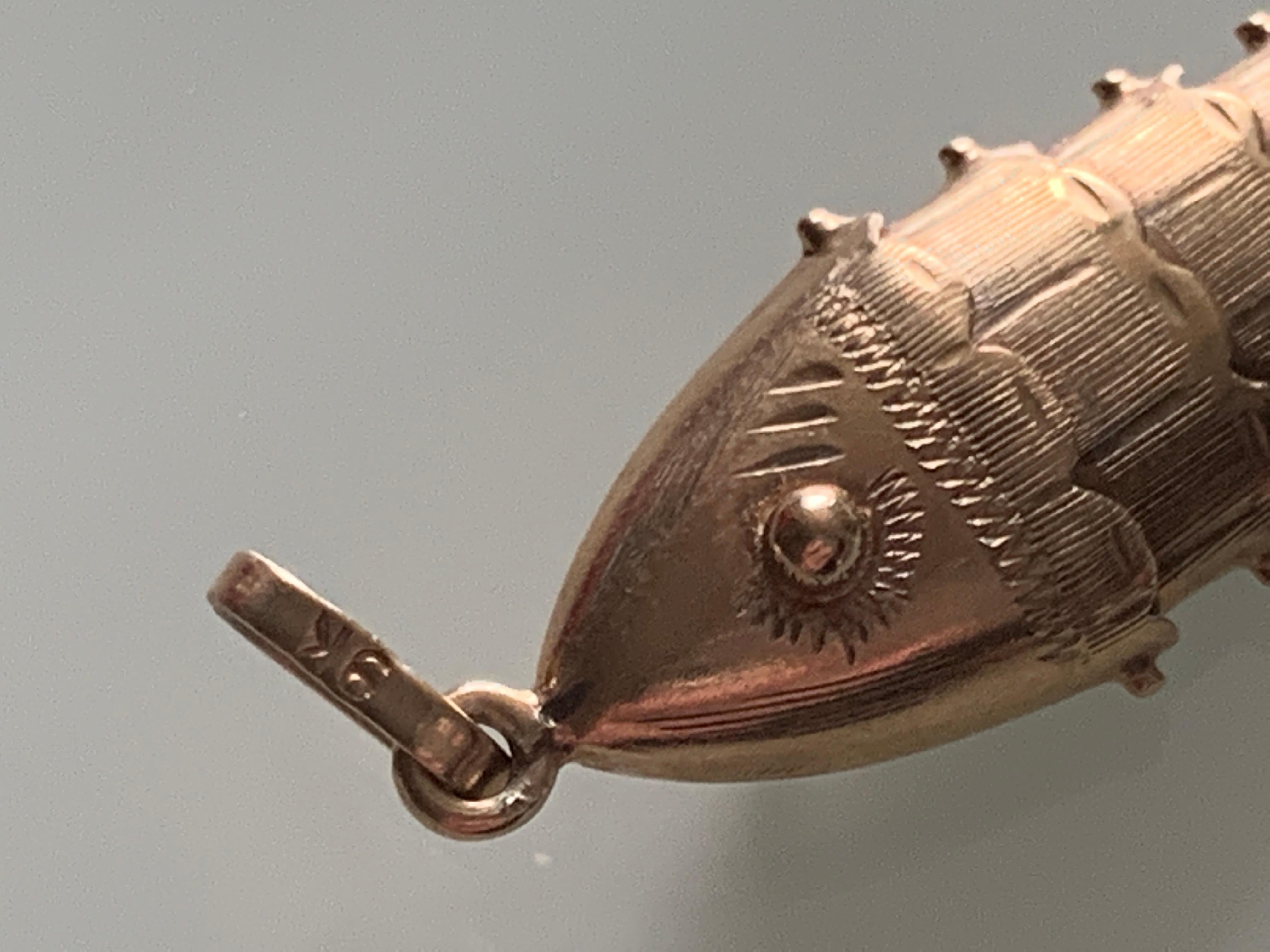 9ct Gold Vintage Articulated Fish Pendant 6