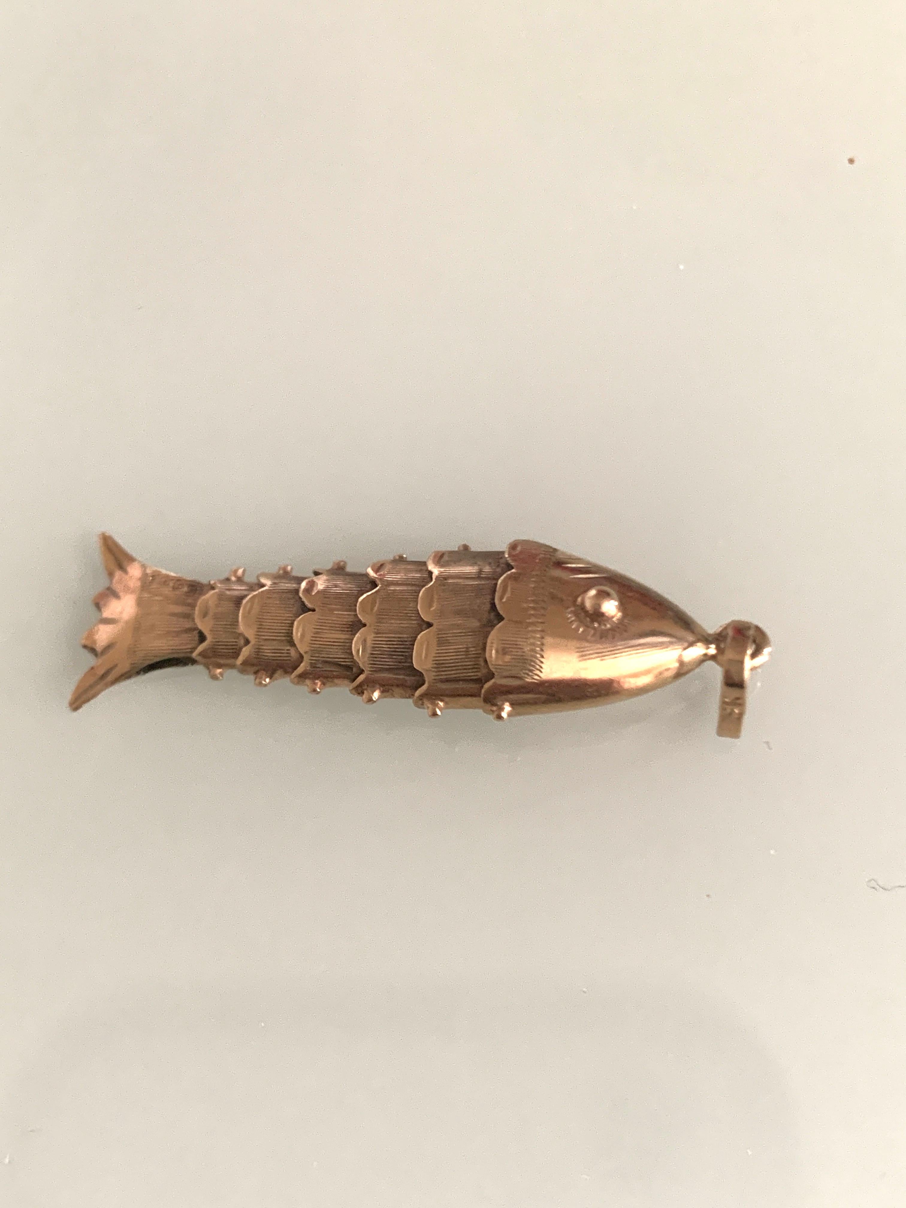 9ct 375 Gold Vintage Articulated Fish Pendant
Full British Hallmarks
London import dated 1973
Goldsmiths initials 'N B 
