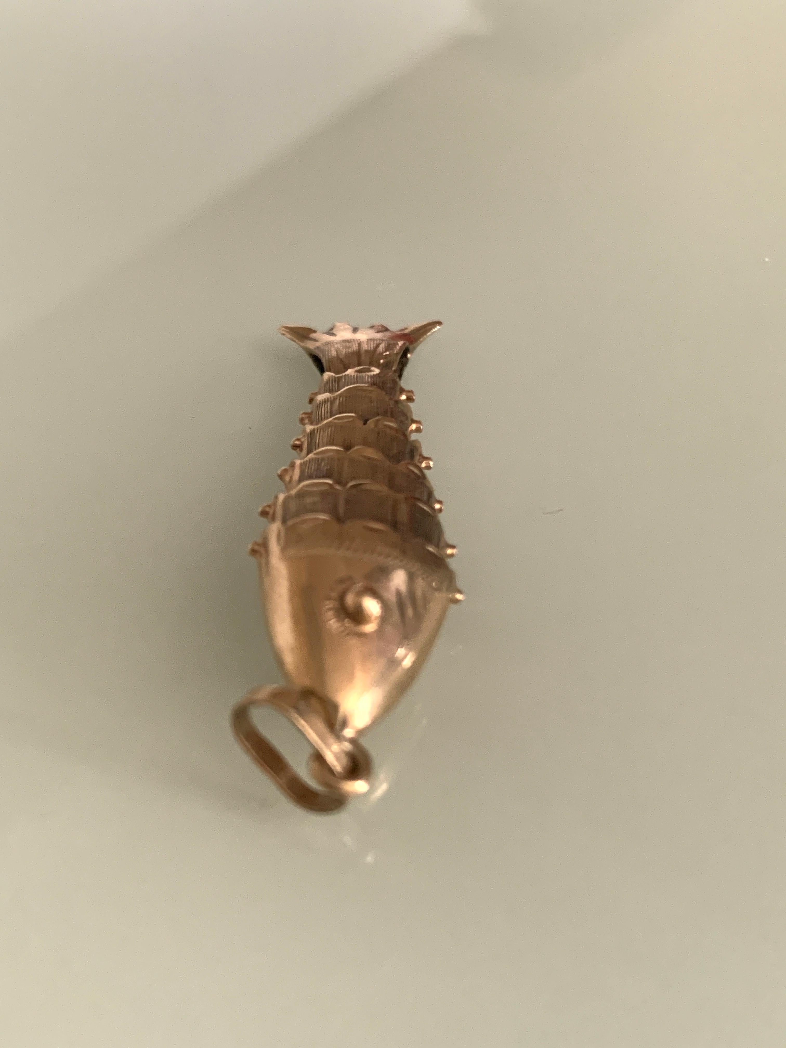 9ct Gold Vintage Articulated Fish Pendant In Good Condition In London, GB