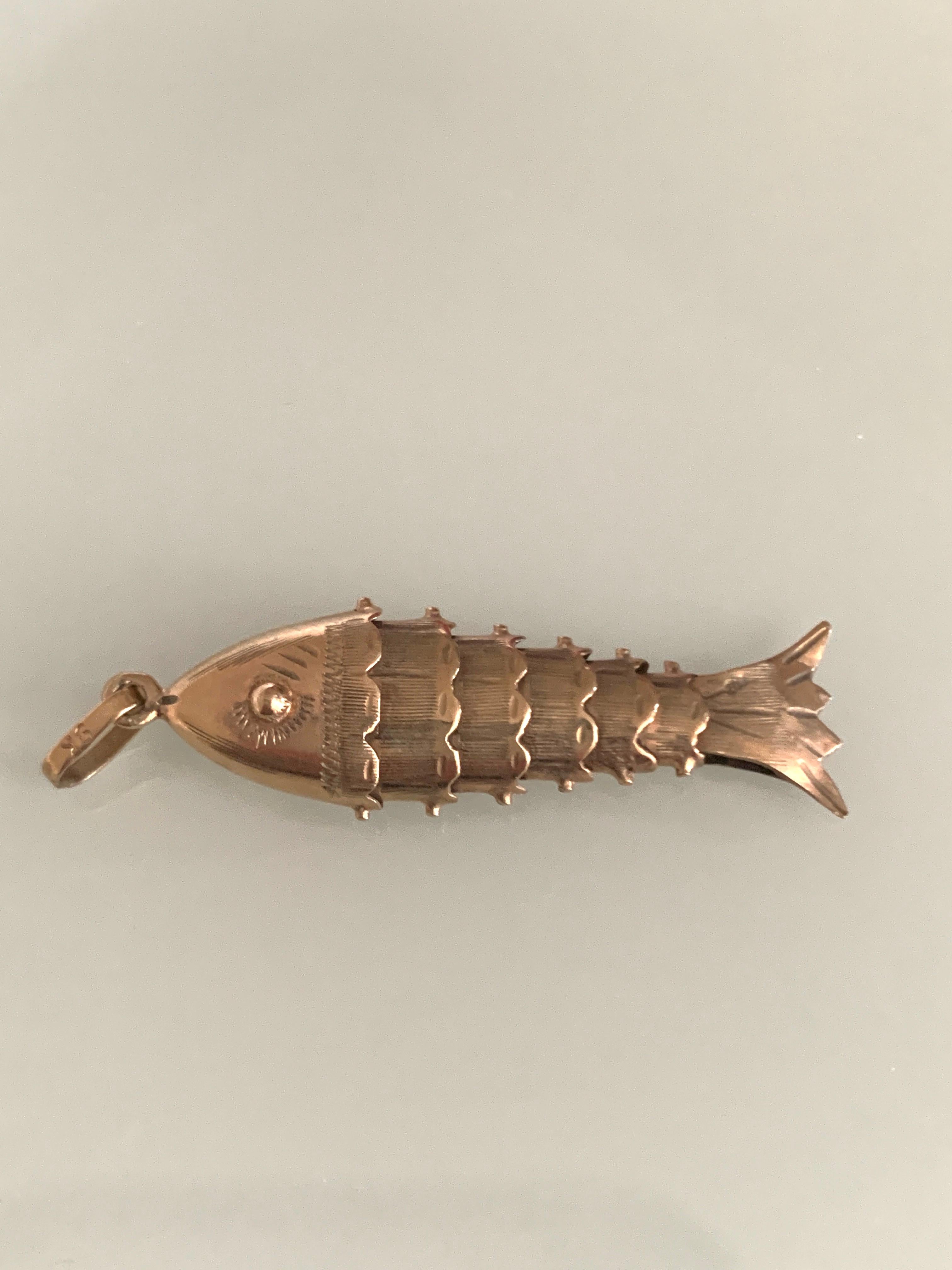 9ct Gold Vintage Articulated Fish Pendant 1