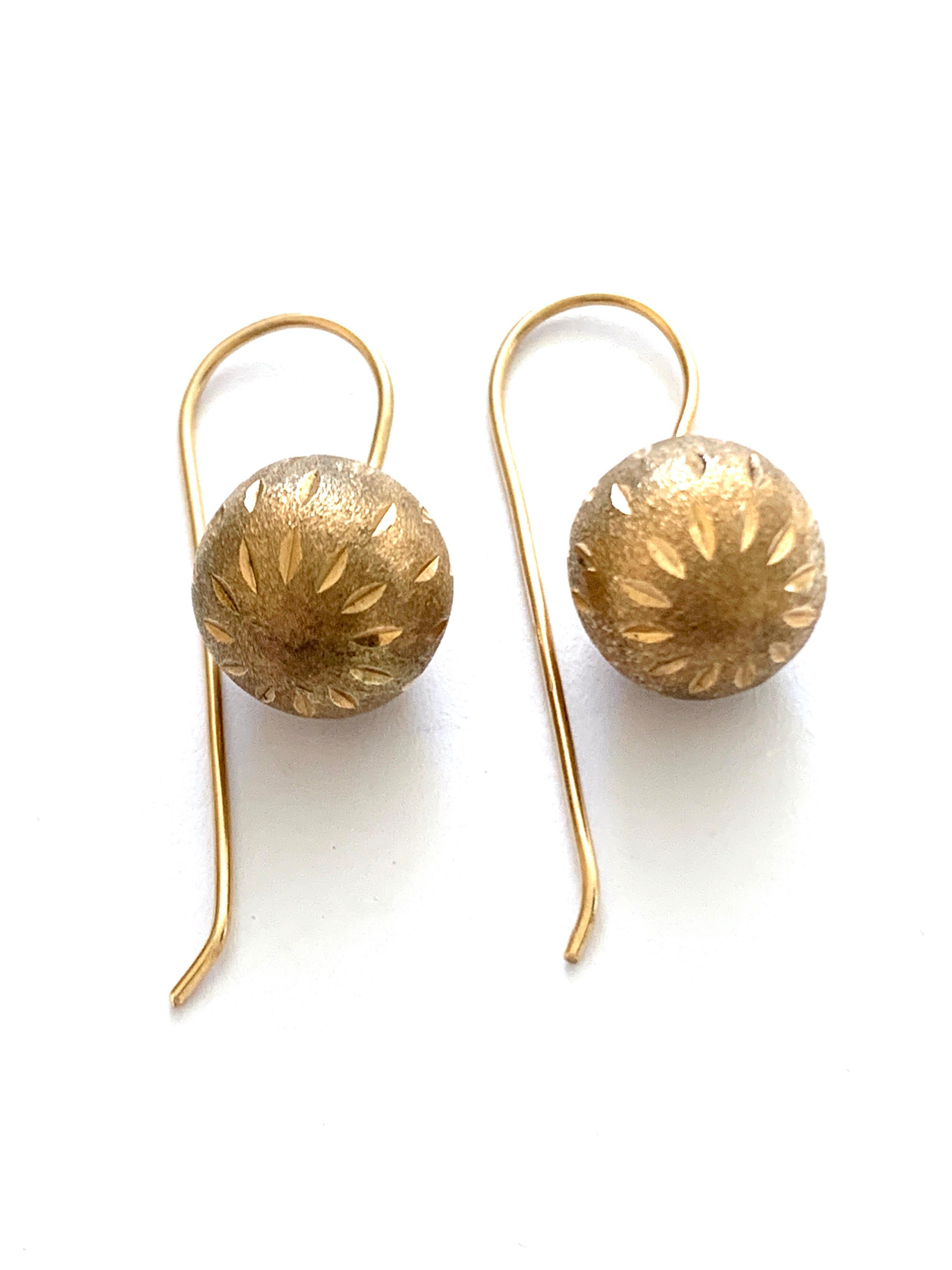 Exquisite
Ball Ball earrings
with beautiful light catching design

Unknown Quality Goldsmith
These are hallmarked on the top bail of the balls

Earrings have their original lengthy elegant shepherd hooks

Please see image on ruler for size

Weight