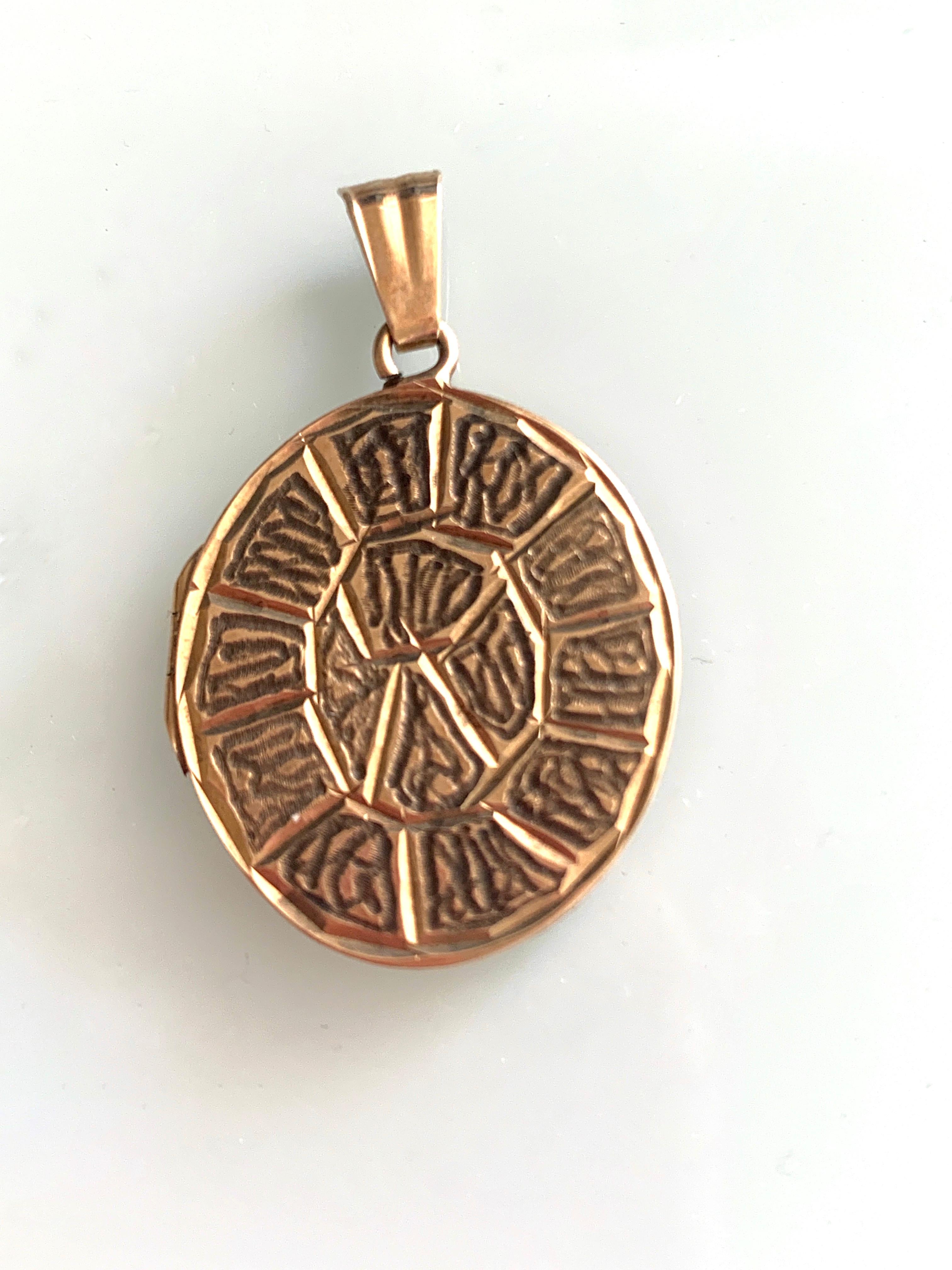 An Unusual Brutalist engraving on the front of this locket
evokes the Hippy 1970s feel 
Produced in England U.K- 1976
and fully hallmarked on reverse 
opens and snaps shuts neatly 
has a soldered bail 
measures height 2.5cm (without the bail)
Bail