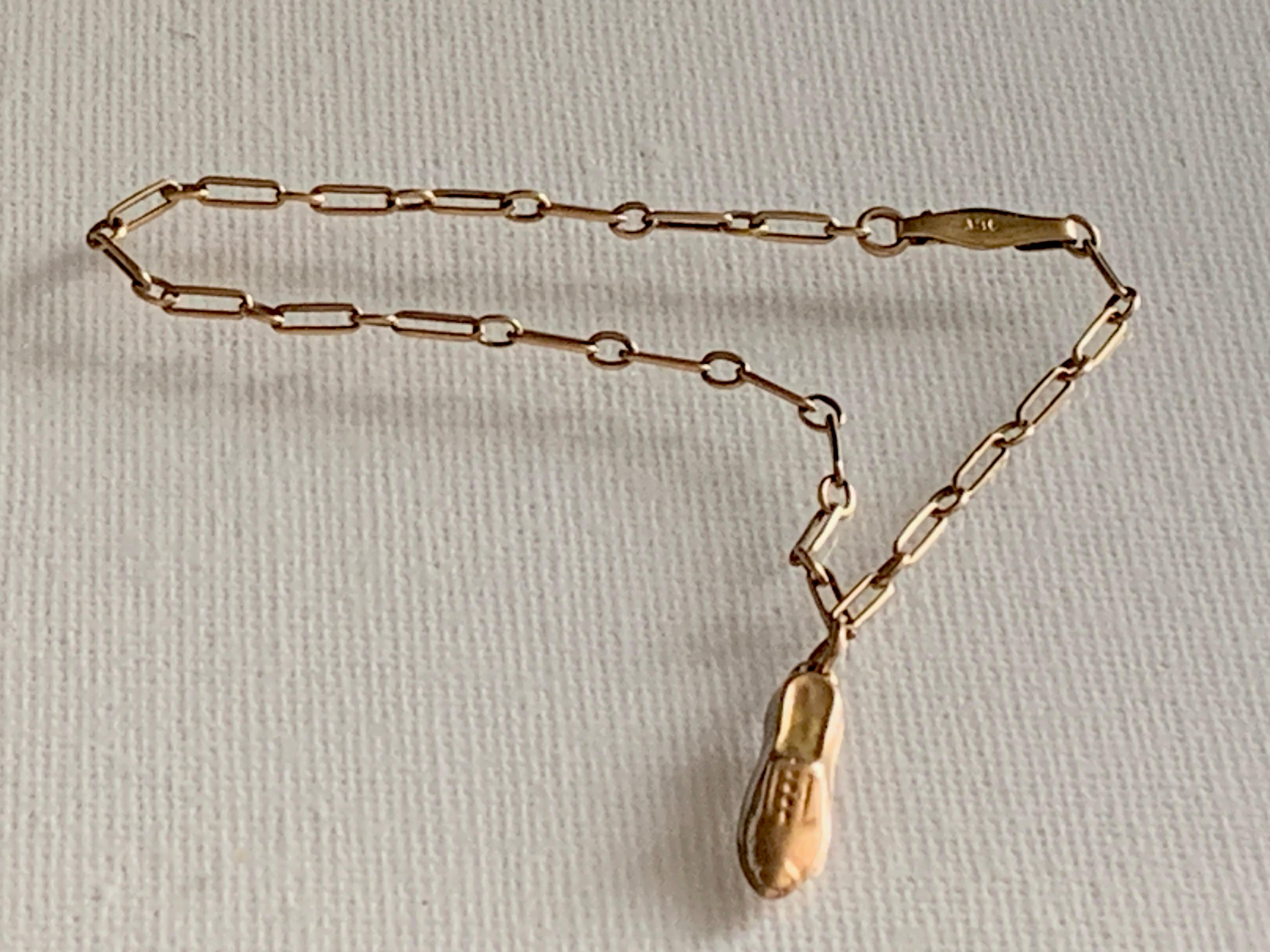 Pulsera de cadena Vintage de oro de 9 ct
con colgante de zapato de oro de 9 ct - Fechada en 1950
Largo 18 cm
Peso 2.48 gramos 