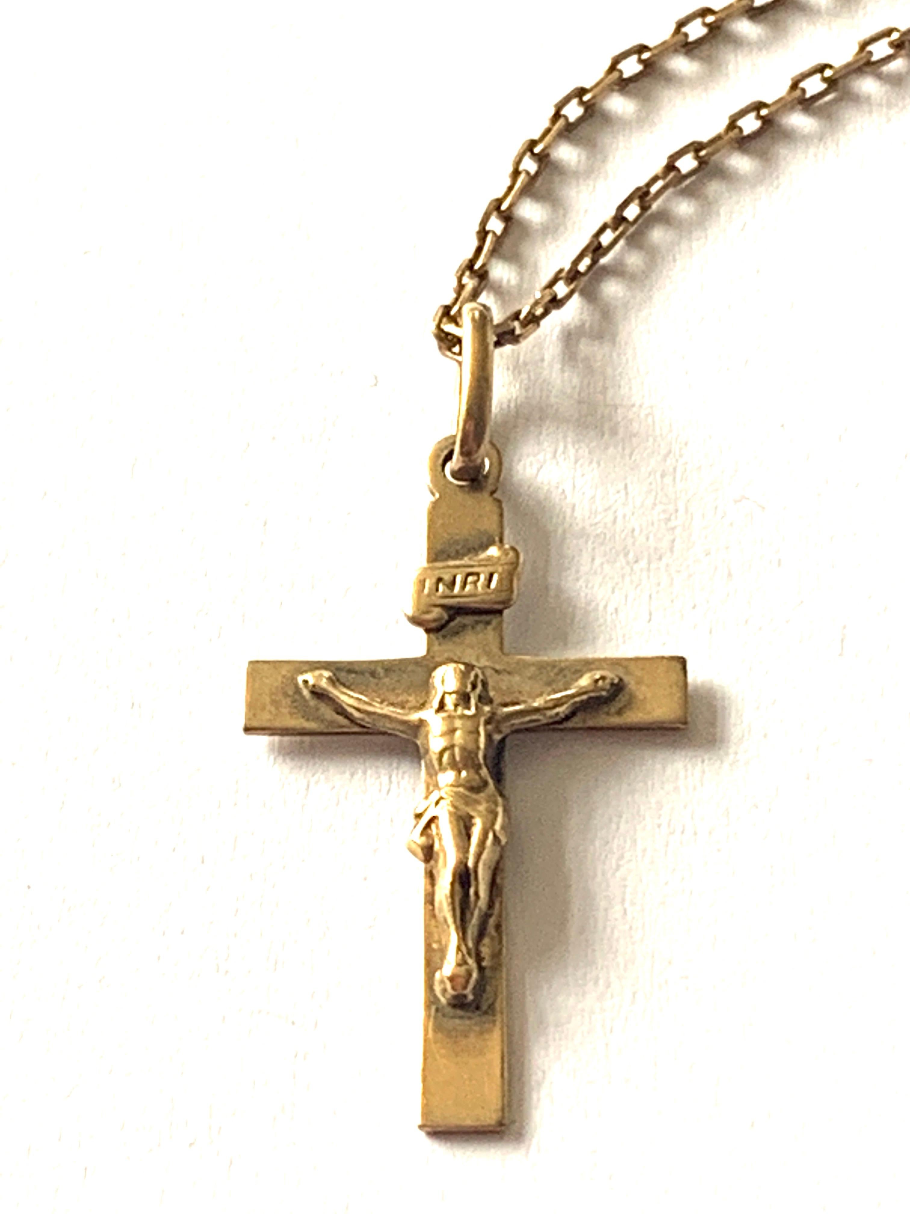 Weinlese 
9ct Gold Halskette 
bestehend aus einem Kruzifix und einer Kette aus 9 Karat Gold 
Das Kreuz ist auf der Rückseite des Sockels mit 375 gestempelt
und die Halskette ist vom Hersteller des Verschlusses gepunzt  initialen 0.E
Kettenlänge 18