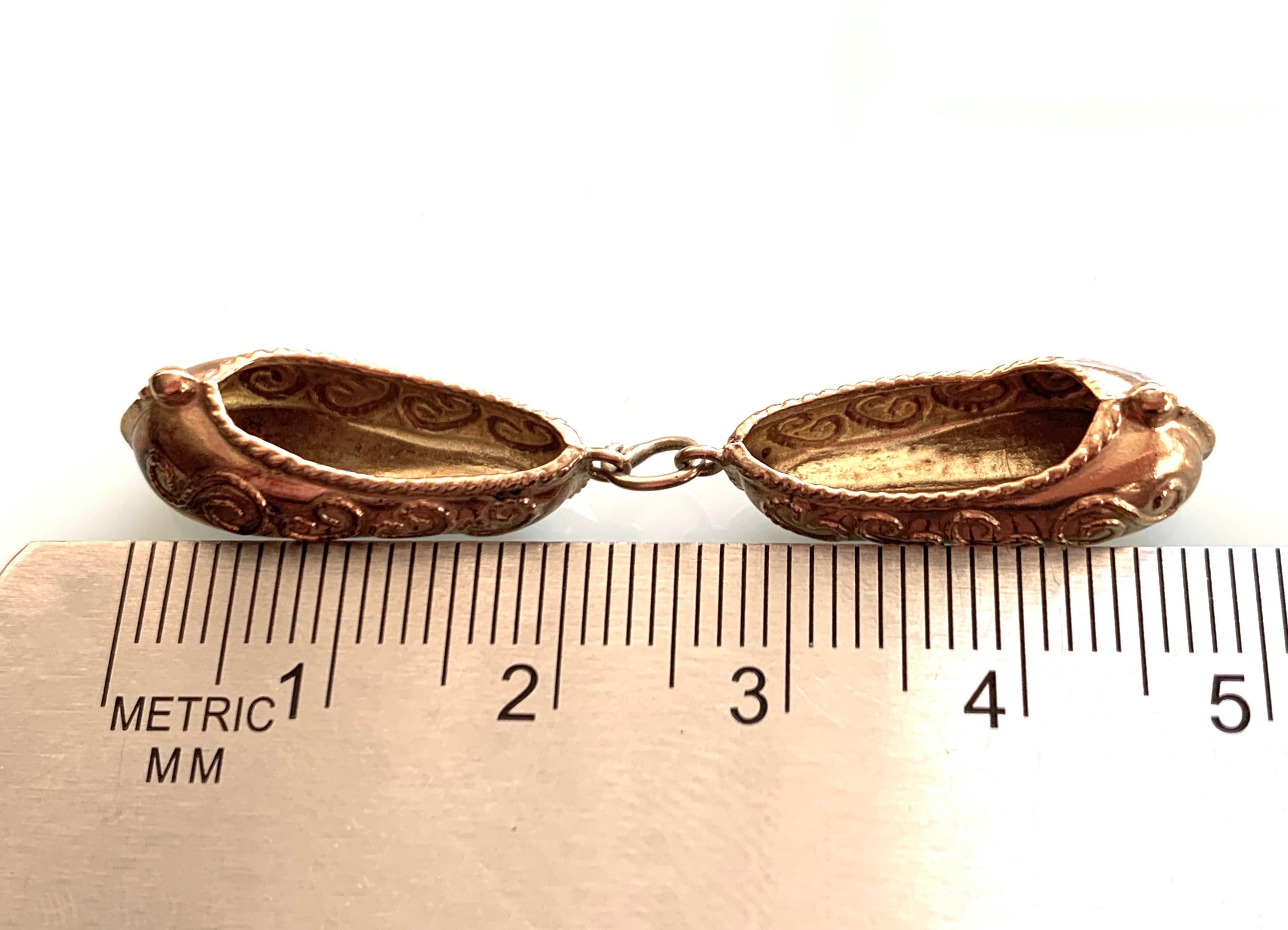 Women's 9ct Gold Vintage Pair of Eskimo Slippers Charm For Sale