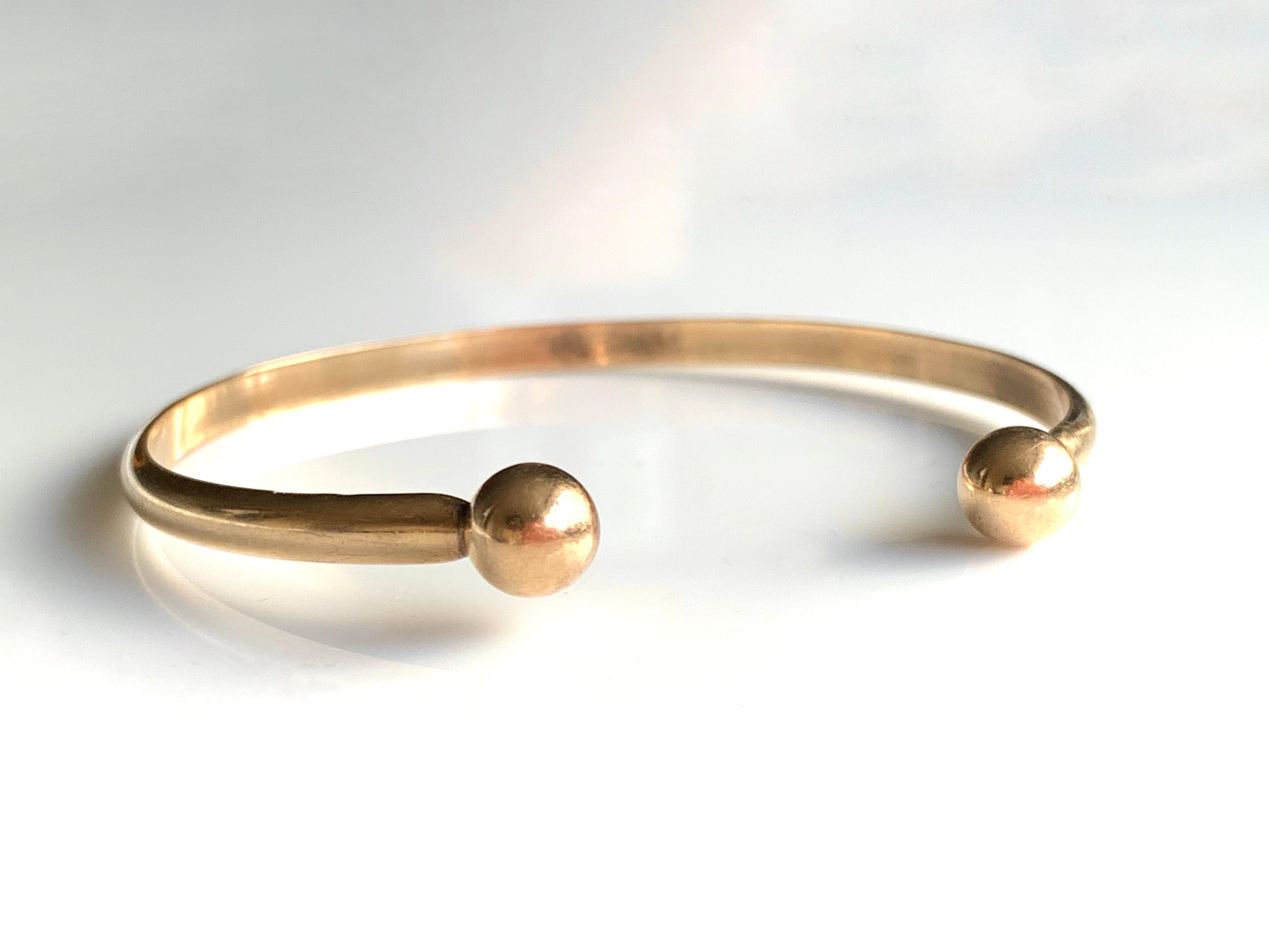 9ct Gold Vintage Torque Bangle
Fully Hallmarked on inner edge
Solid - not Hollow
inner diameter - 6 cm
Circumference - 22 cm
Weight 6.3 grammes