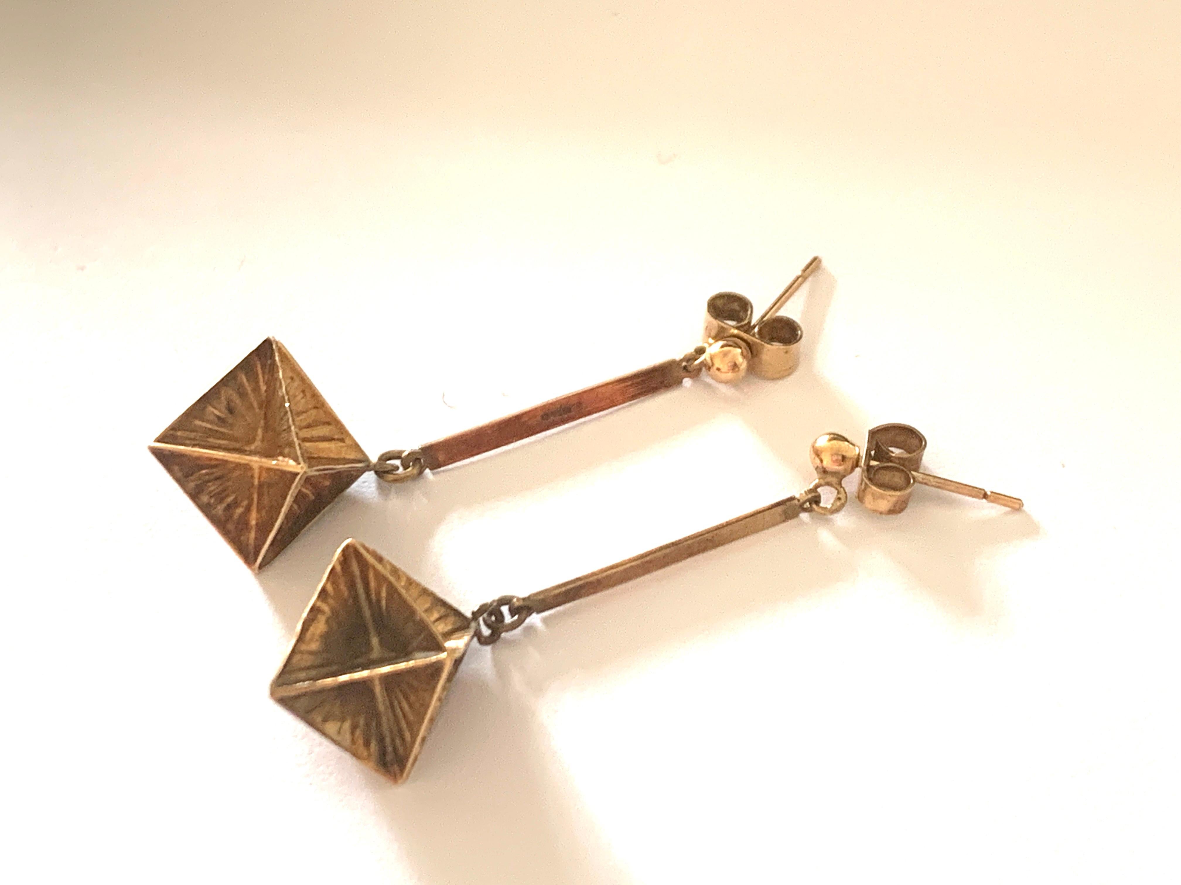 Rare
Boucles d'oreilles Prisme triangulaire en or 9ct
avec patine d'ancienneté
Estampillé 9 375 sur les prismes et sur les barres
Daté de 1915 à 1930

Taille du prisme 1,5mm x 1,5mm x 1,5mm
Longueur totale de la chute : 3,5 cm à partir du