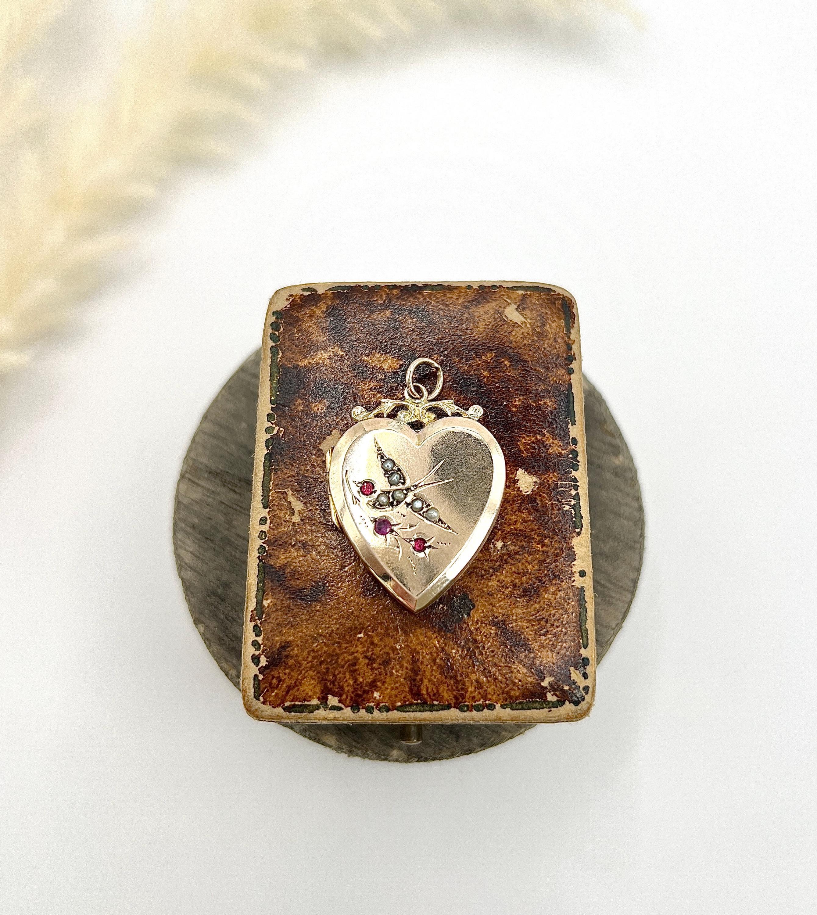 Medaglione in oro rosa 9ct con retro e fronte, a forma di cuore edoardiano, con rondine in perle di seme in vendita 5