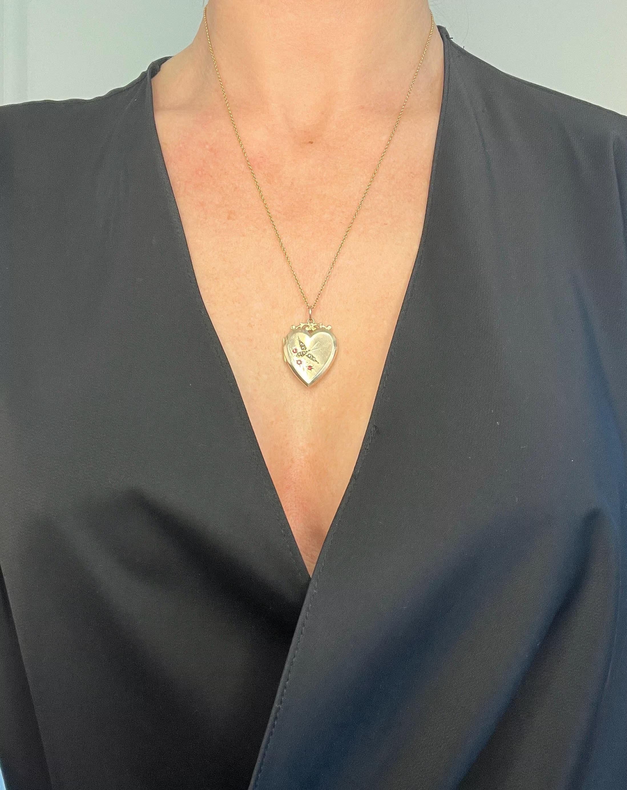 Antico medaglione a forma di cuore 

Oro rosa 9ct posteriore e anteriore*

Circa 1900

* LA CATENA È VENDUTA SEPARATAMENTE

Scopri l'eleganza di questo splendido medaglione in oro giallo 9ct di epoca edoardiana, una vera e propria testimonianza di