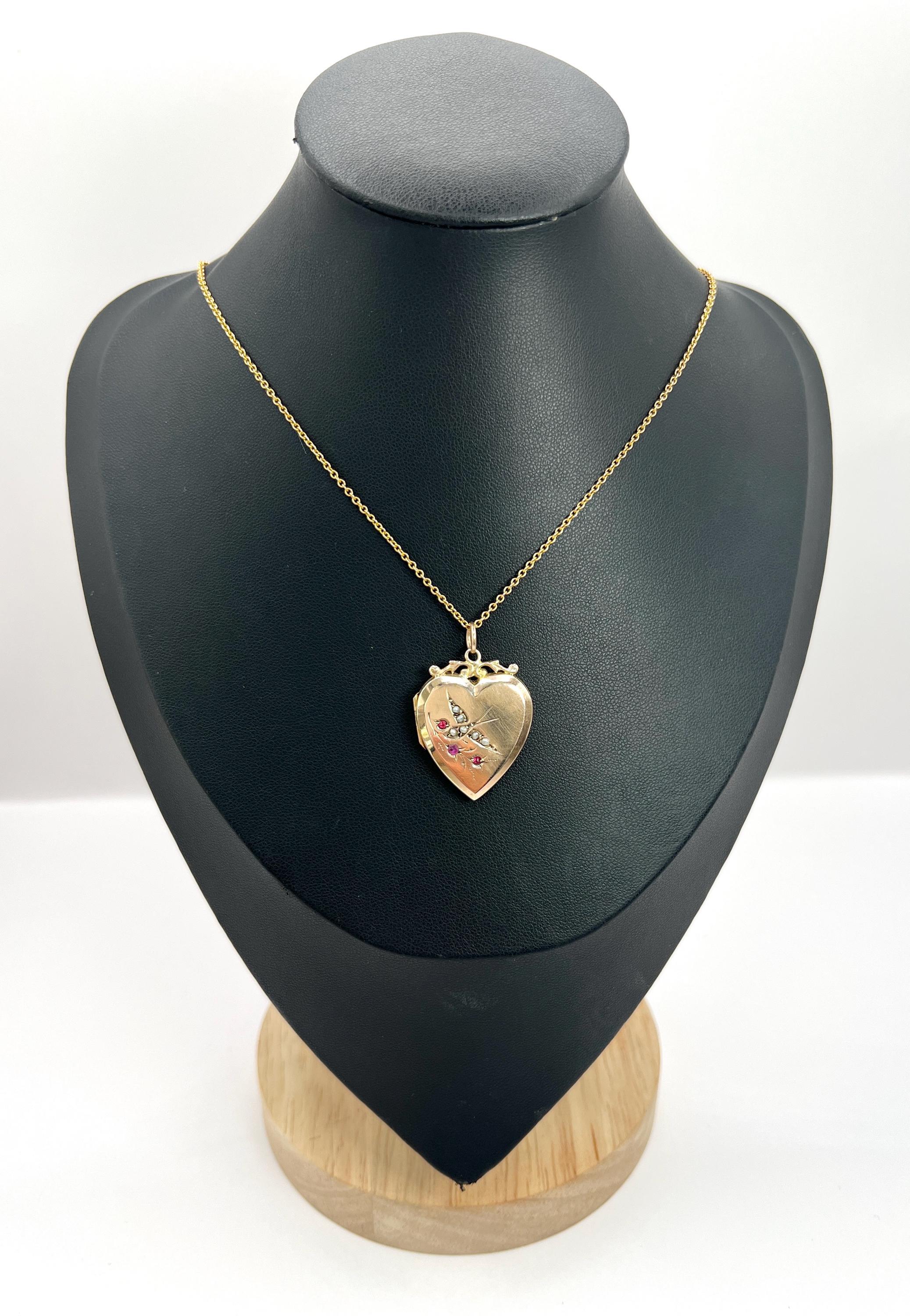 Edoardiano Medaglione in oro rosa 9ct con retro e fronte, a forma di cuore edoardiano, con rondine in perle di seme in vendita