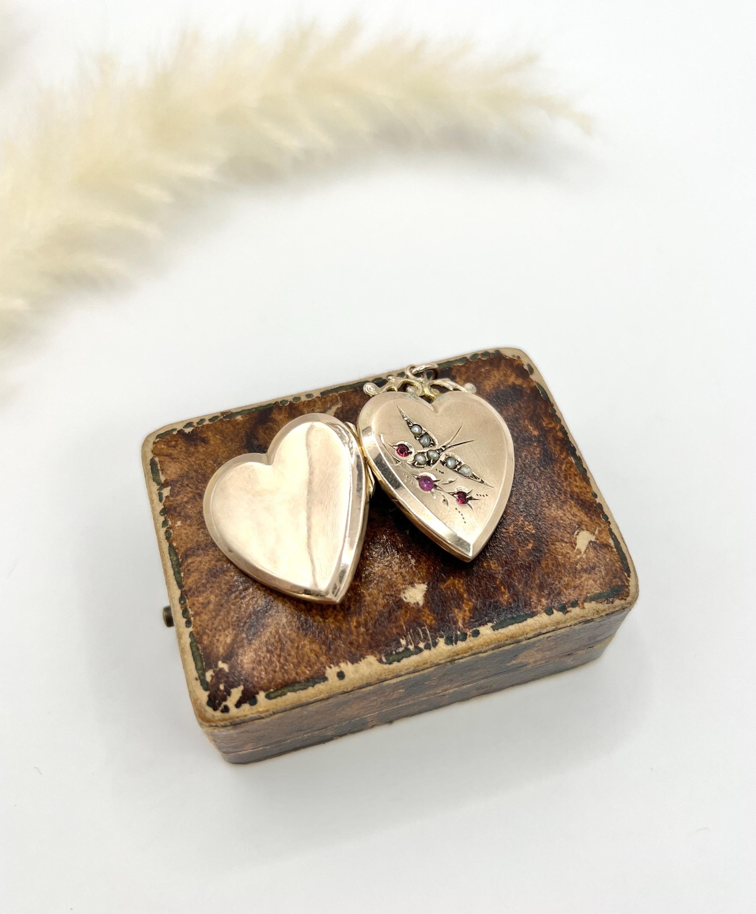 Taglio rotondo Medaglione in oro rosa 9ct con retro e fronte, a forma di cuore edoardiano, con rondine in perle di seme in vendita