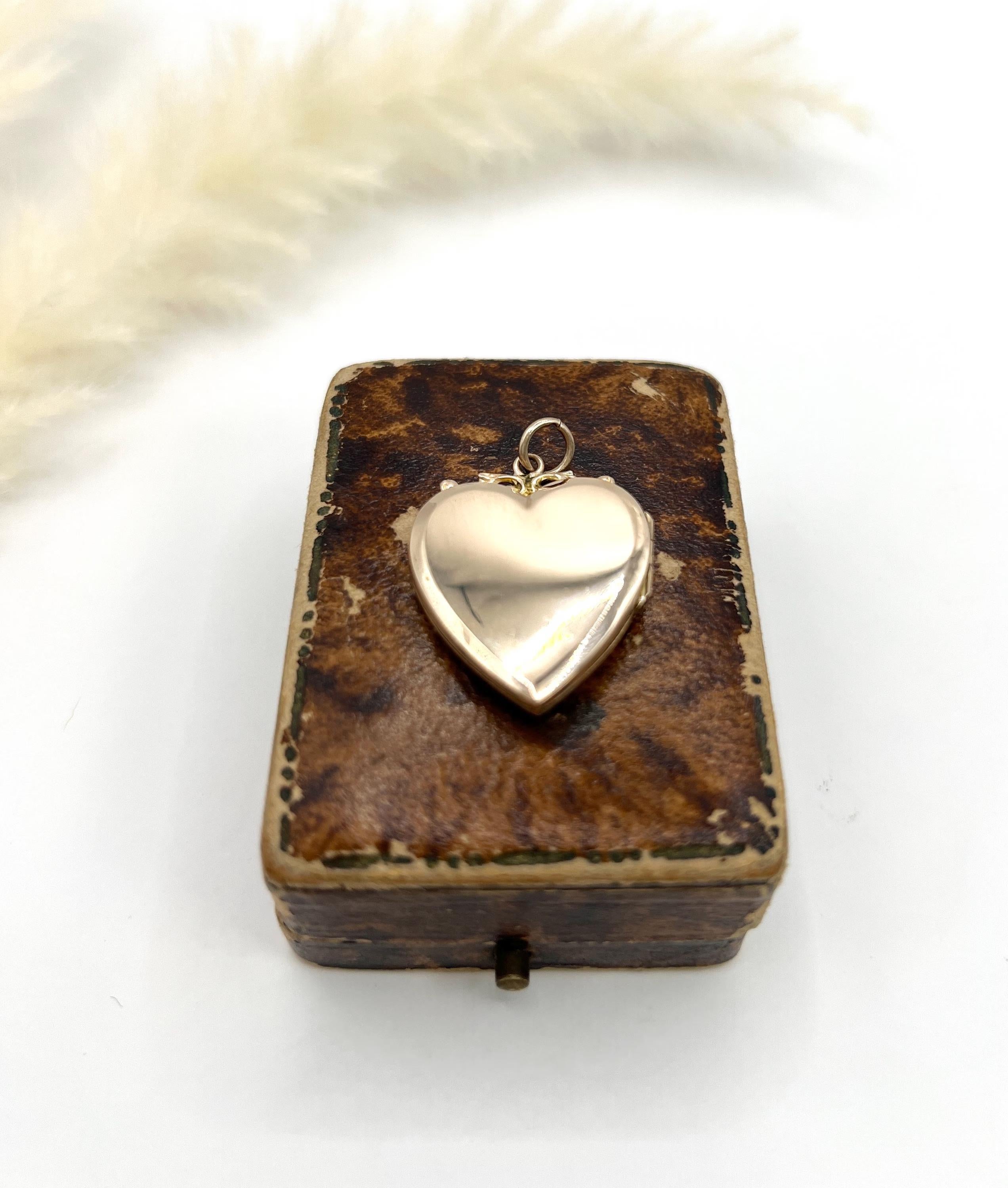 Medaglione in oro rosa 9ct con retro e fronte, a forma di cuore edoardiano, con rondine in perle di seme In condizioni buone in vendita a Brighton, GB